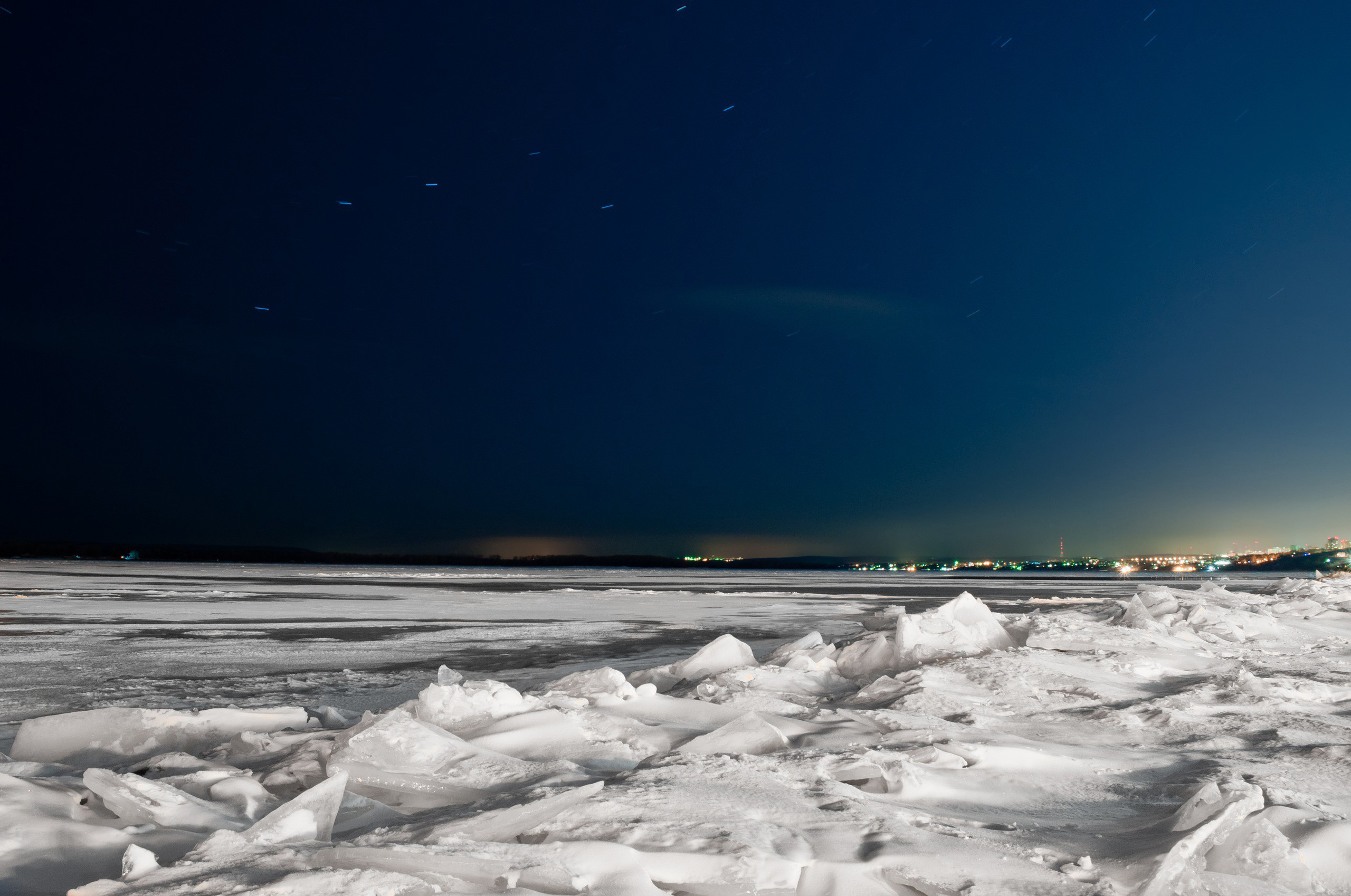 Тихо ночью покрывает лед. Река Волга зимой Самара. Волга Самара небо. Зимнее небо. Море зимой.