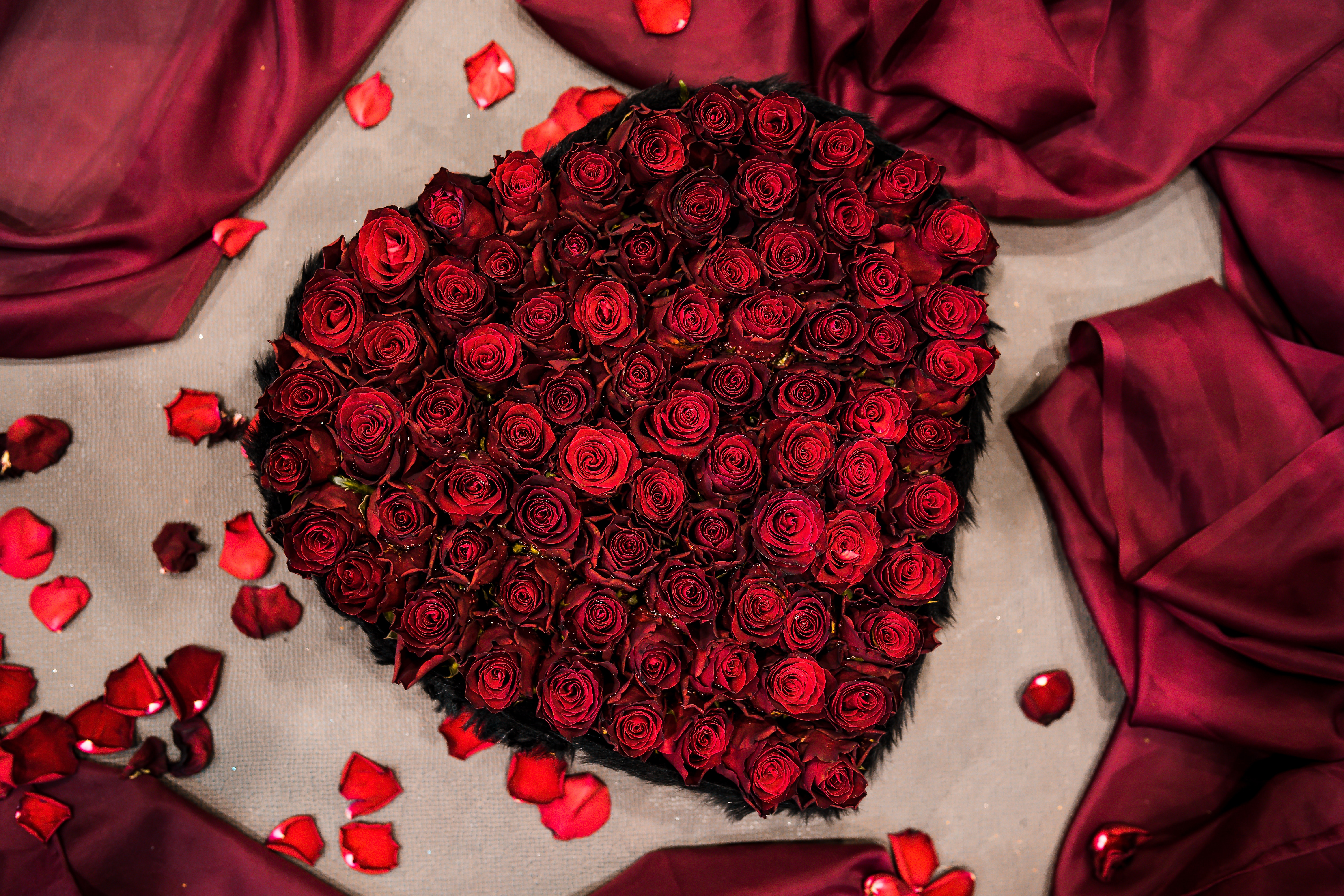 Gullar rasmi atirgul. Романтический букет. Шикарные красные розы. Красивый букет роз. Шикарный букет роз.
