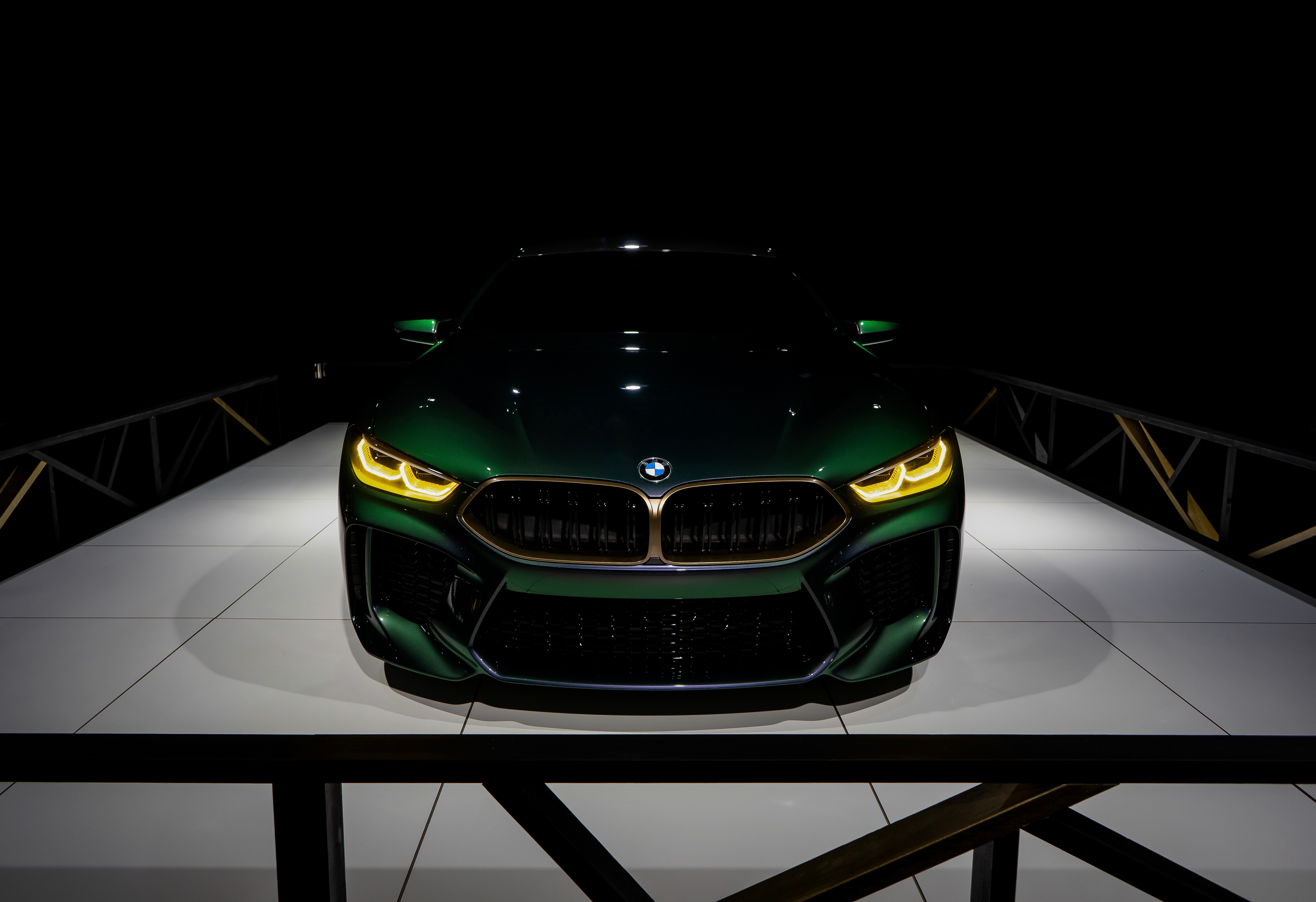 Зеленый свет машина. BMW g30 зеленая. БМВ м8. БМВ м8 черная. BMW m5 f90 Color Green.