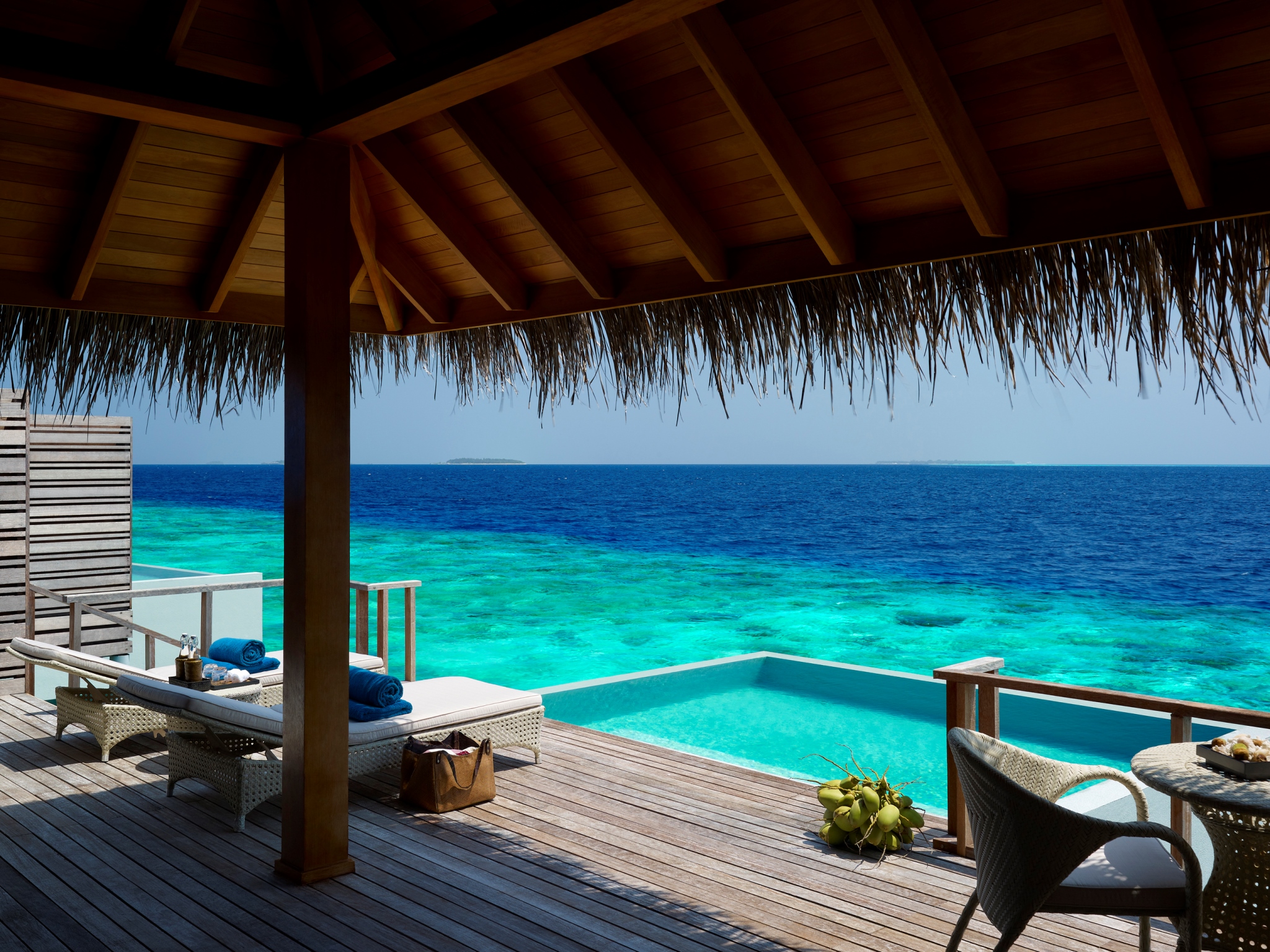 Отдых с видом на море. Мальдивы Dusit Thani Maldives. Мальдивы Дусит Тхани отель. Dusit Thani Maldives 5*. Dusit Thani Maldives 5 отель.