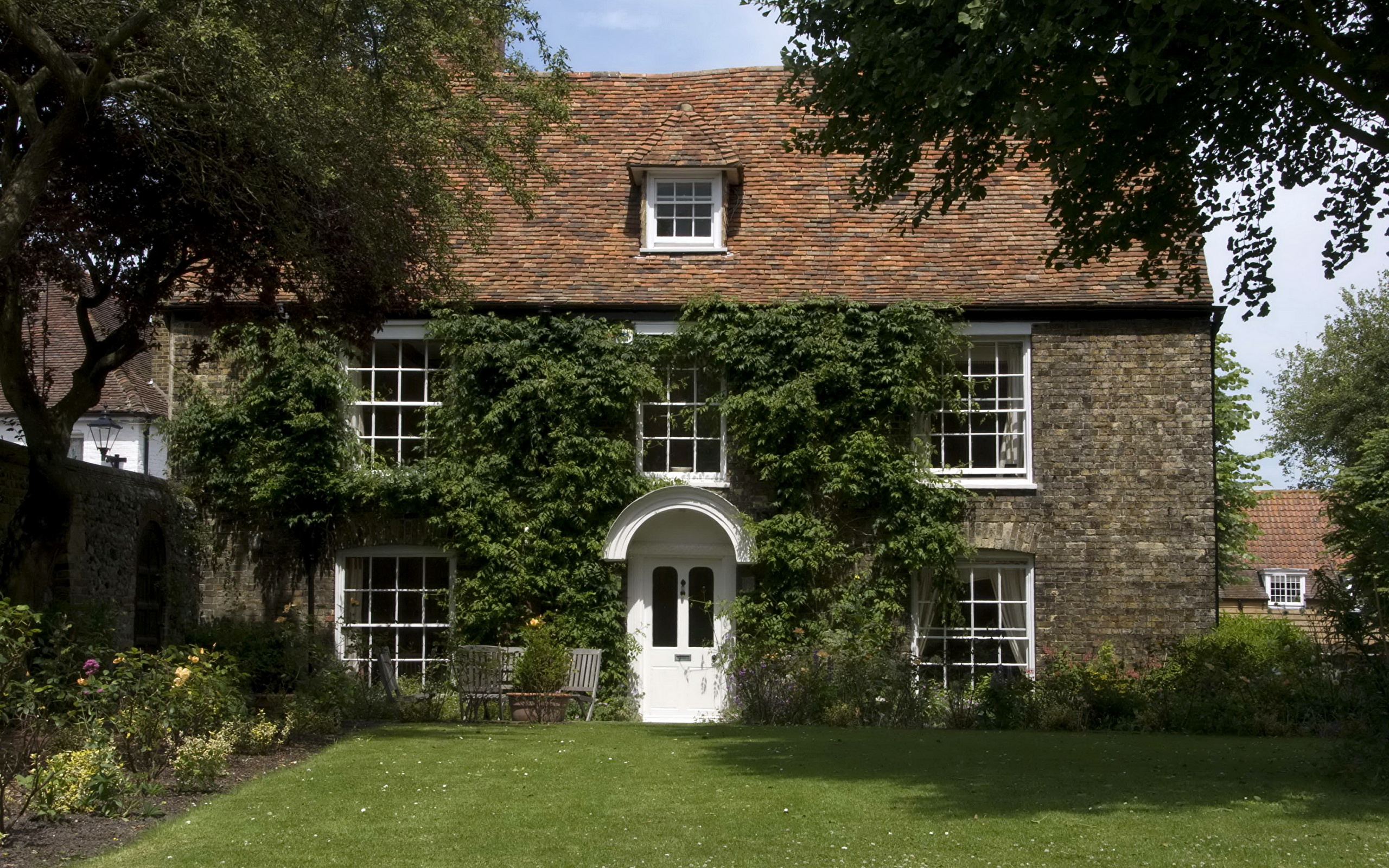 Английский дом картинки. Особняк Англия Уилтшир. Поместья Хэмпшир Англия. Английские домики с садом каменный Джейн Остен. Особняк Айви-Хаус в Лондоне (Великобритания).
