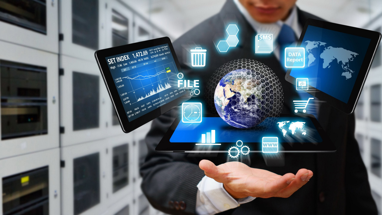 Mann in Schwarzer Anzugjacke Mit Schwarzem Tablet-Computer. Wallpaper in 1280x720 Resolution