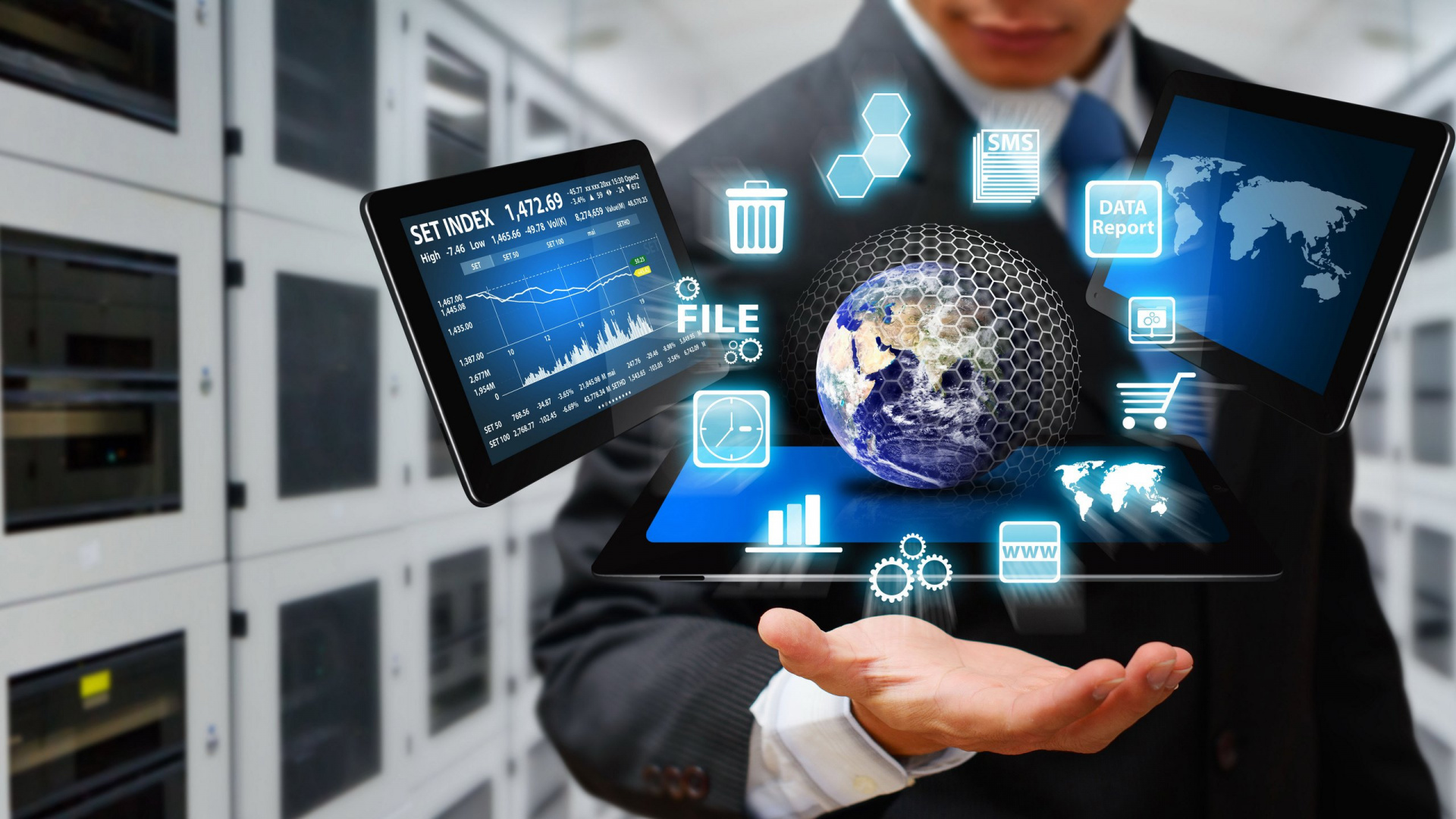 Mann in Schwarzer Anzugjacke Mit Schwarzem Tablet-Computer. Wallpaper in 1920x1080 Resolution