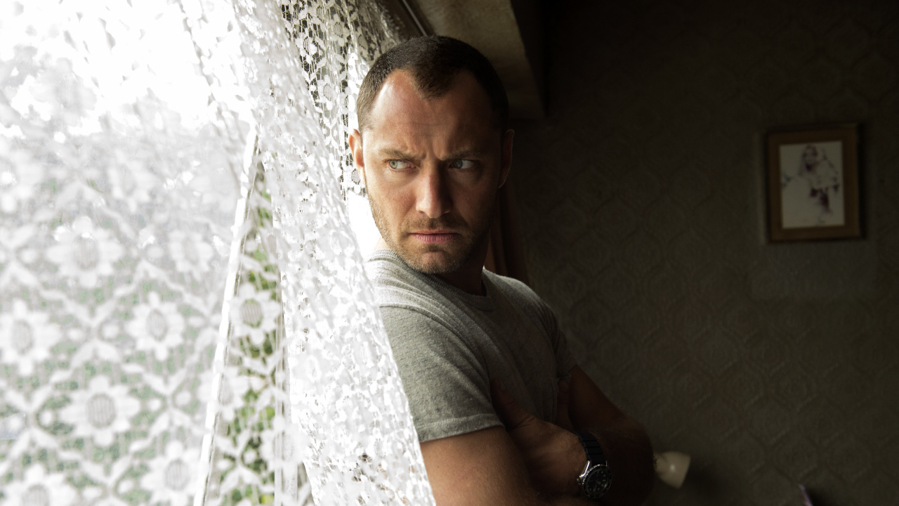 Man in Gray Crew Neck T-shirt. Wallpaper in 1280x720 Resolution