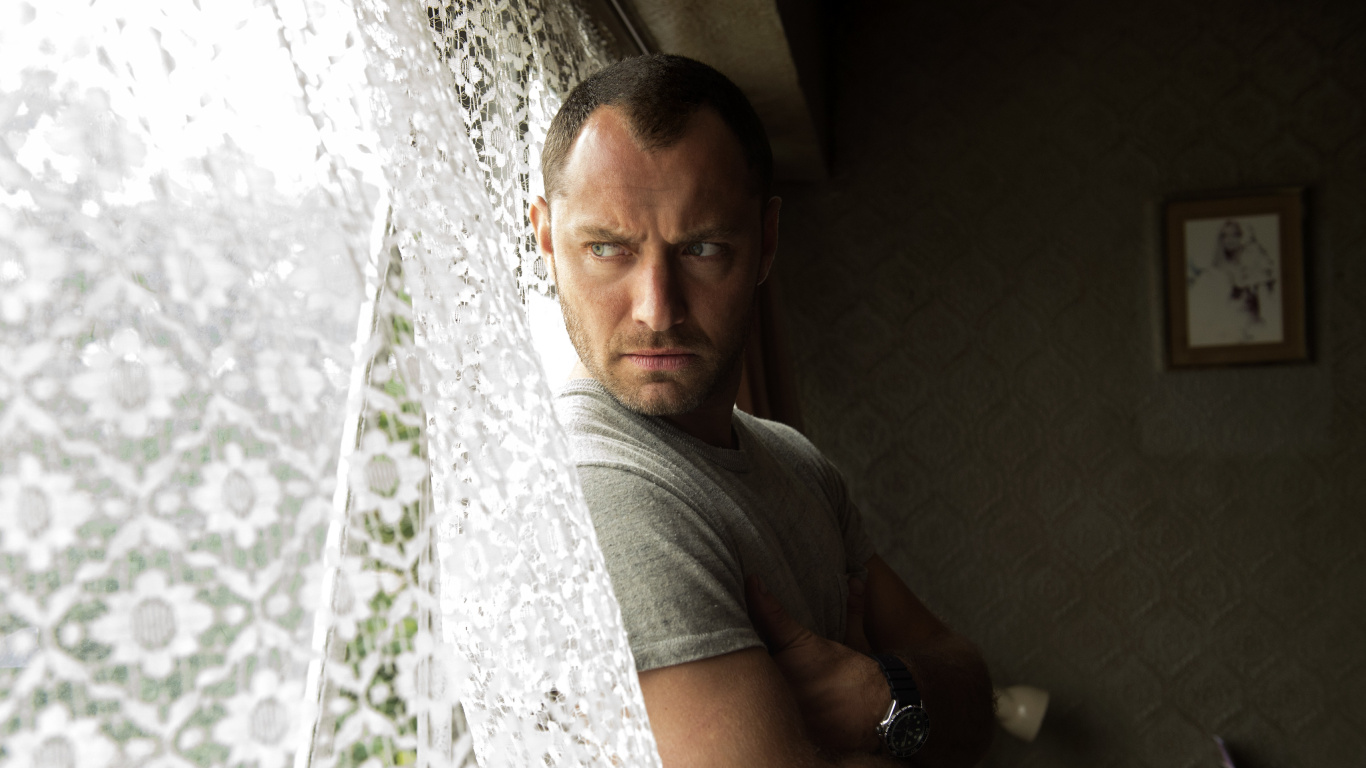 Man in Gray Crew Neck T-shirt. Wallpaper in 1366x768 Resolution