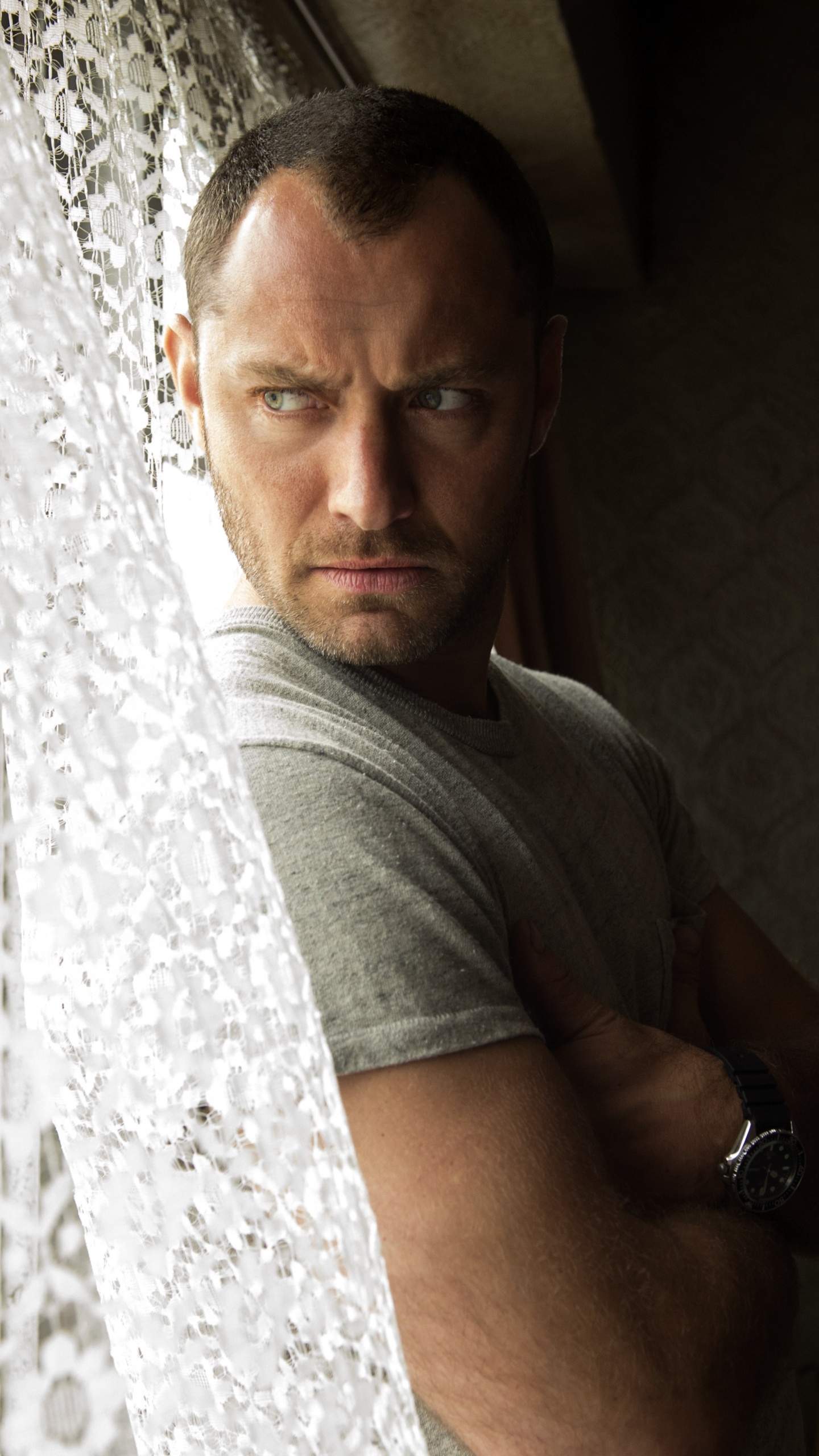 Man in Gray Crew Neck T-shirt. Wallpaper in 1440x2560 Resolution