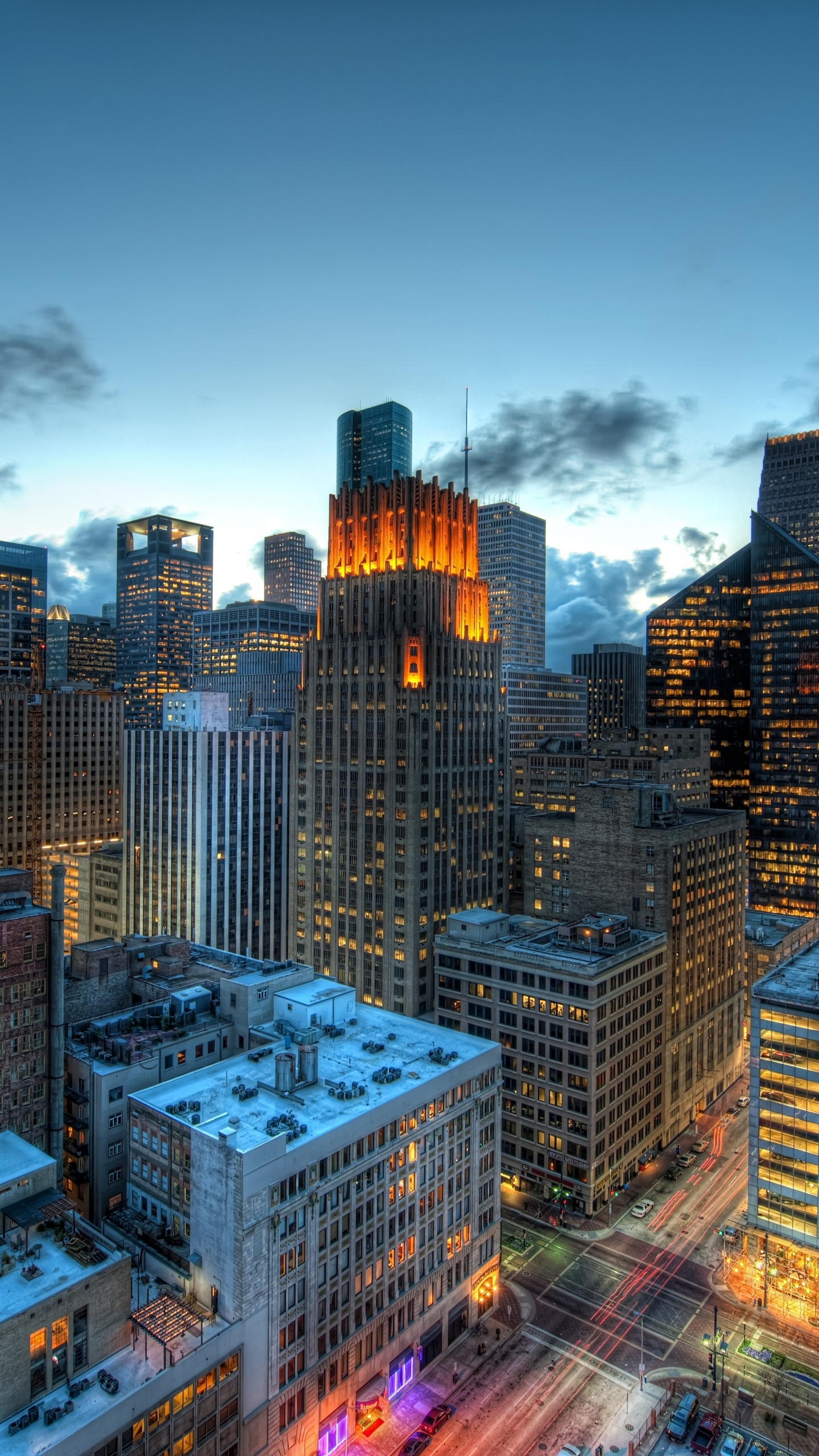 Skyline Der Stadt Unter Blauem Himmel Während Der Nacht. Wallpaper in 1440x2560 Resolution