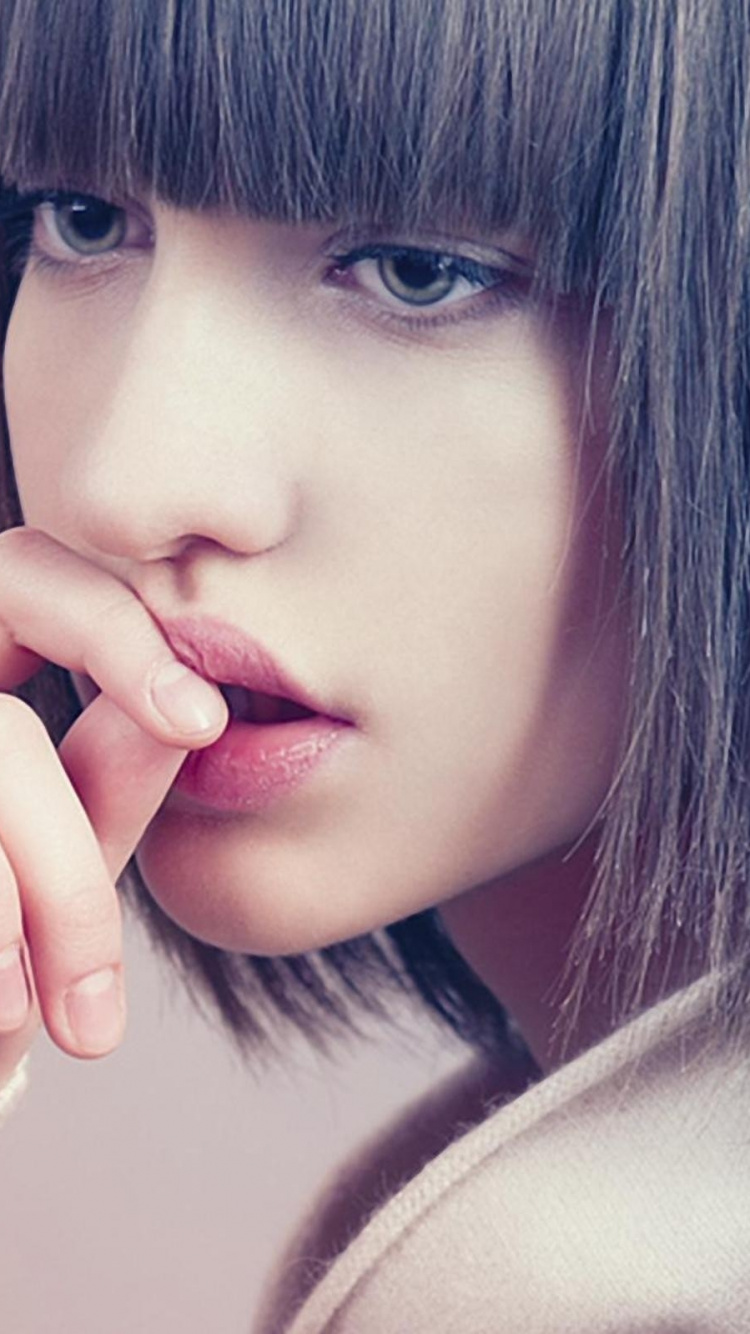 Nose, Bangs, Chin, Beauty, Cheek. Wallpaper in 750x1334 Resolution