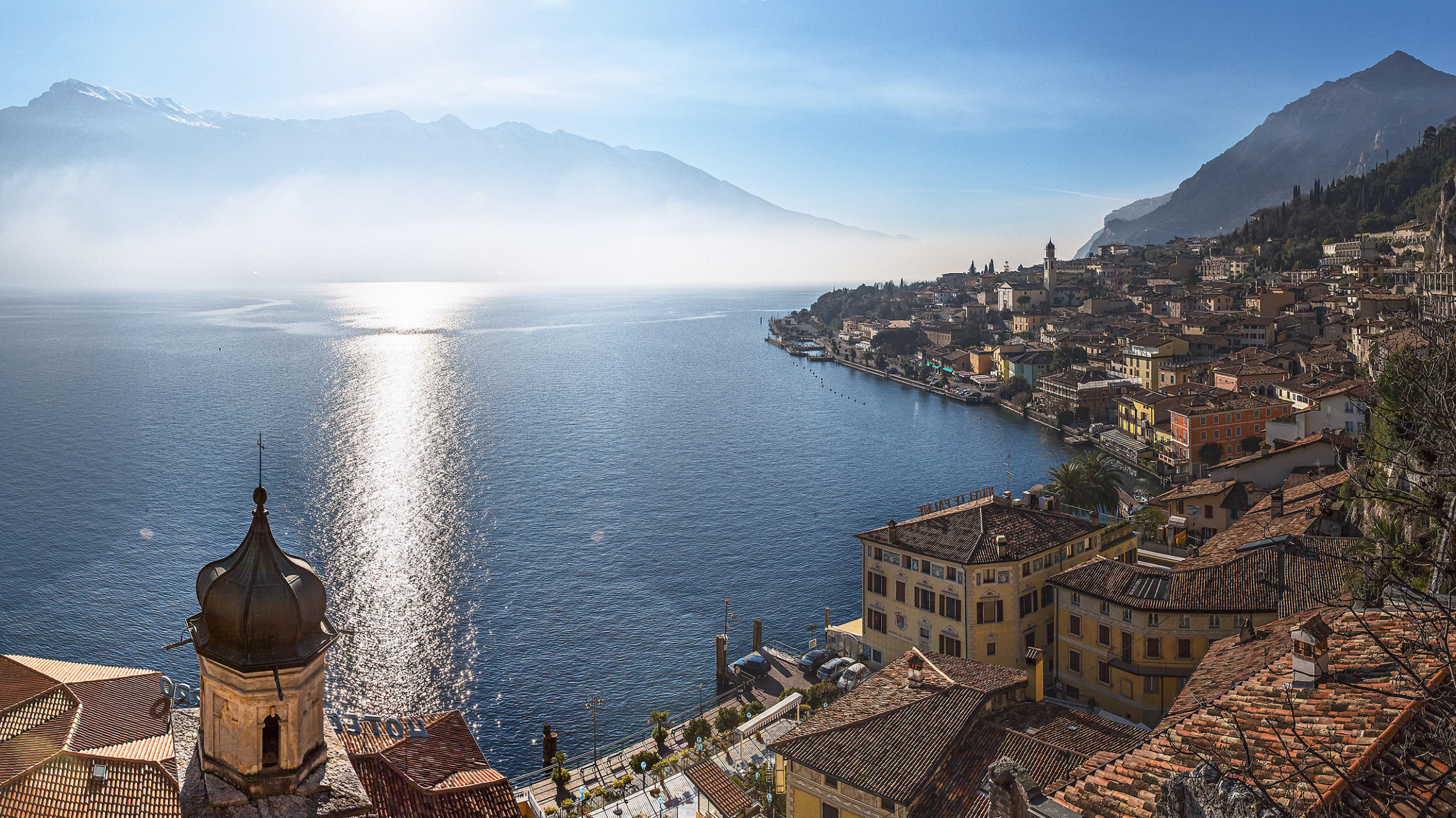 Edificio de Hormigón Marrón Cerca Del Cuerpo de Agua Durante el Día. Wallpaper in 2560x1440 Resolution