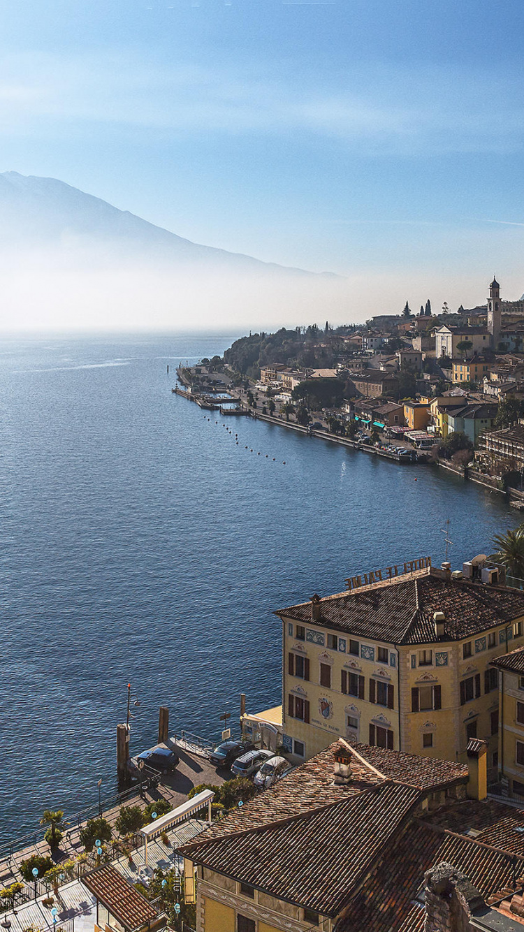 Braunes Betongebäude in Der Nähe Eines Gewässers Tagsüber. Wallpaper in 750x1334 Resolution