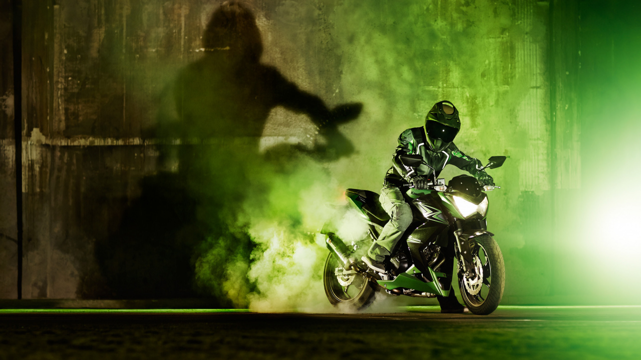 Mann, Der Tagsüber Motorrad Auf Der Straße Fährt. Wallpaper in 1280x720 Resolution