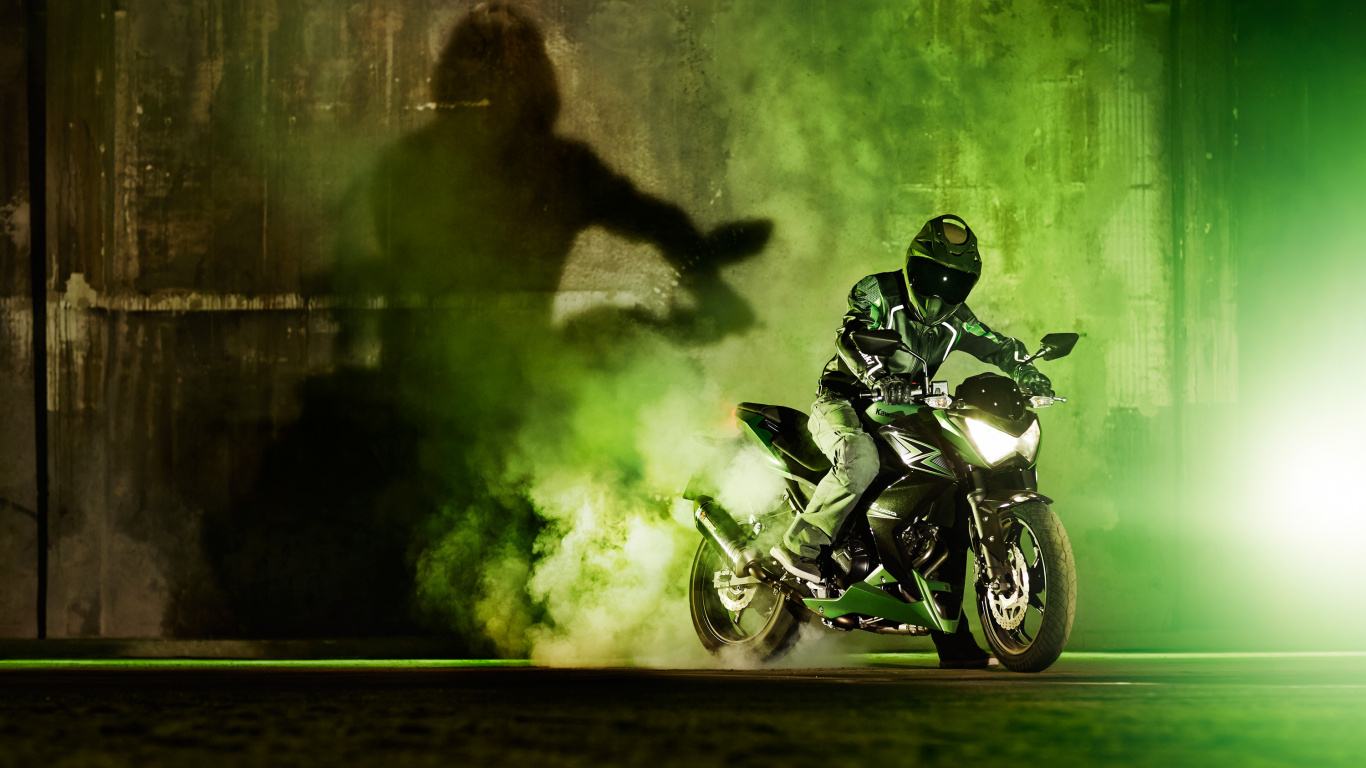 Mann, Der Tagsüber Motorrad Auf Der Straße Fährt. Wallpaper in 1366x768 Resolution