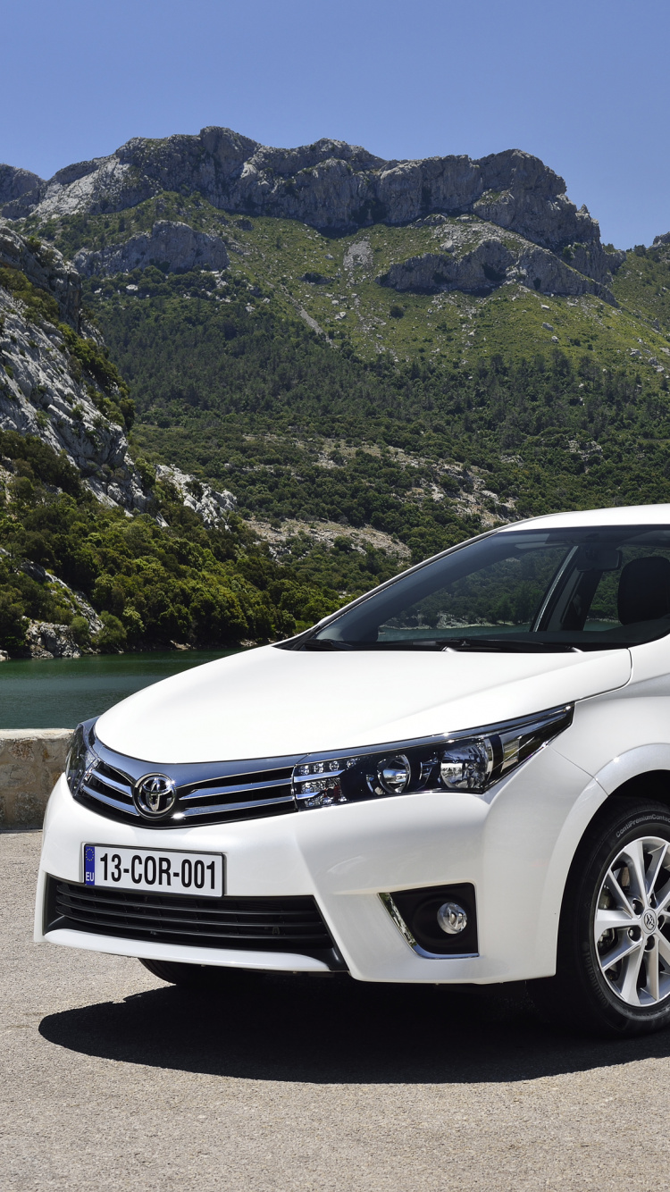 Mercedes Benz Clase c Blanco Sobre la Carretera de Asfalto Gris Durante el Día. Wallpaper in 750x1334 Resolution