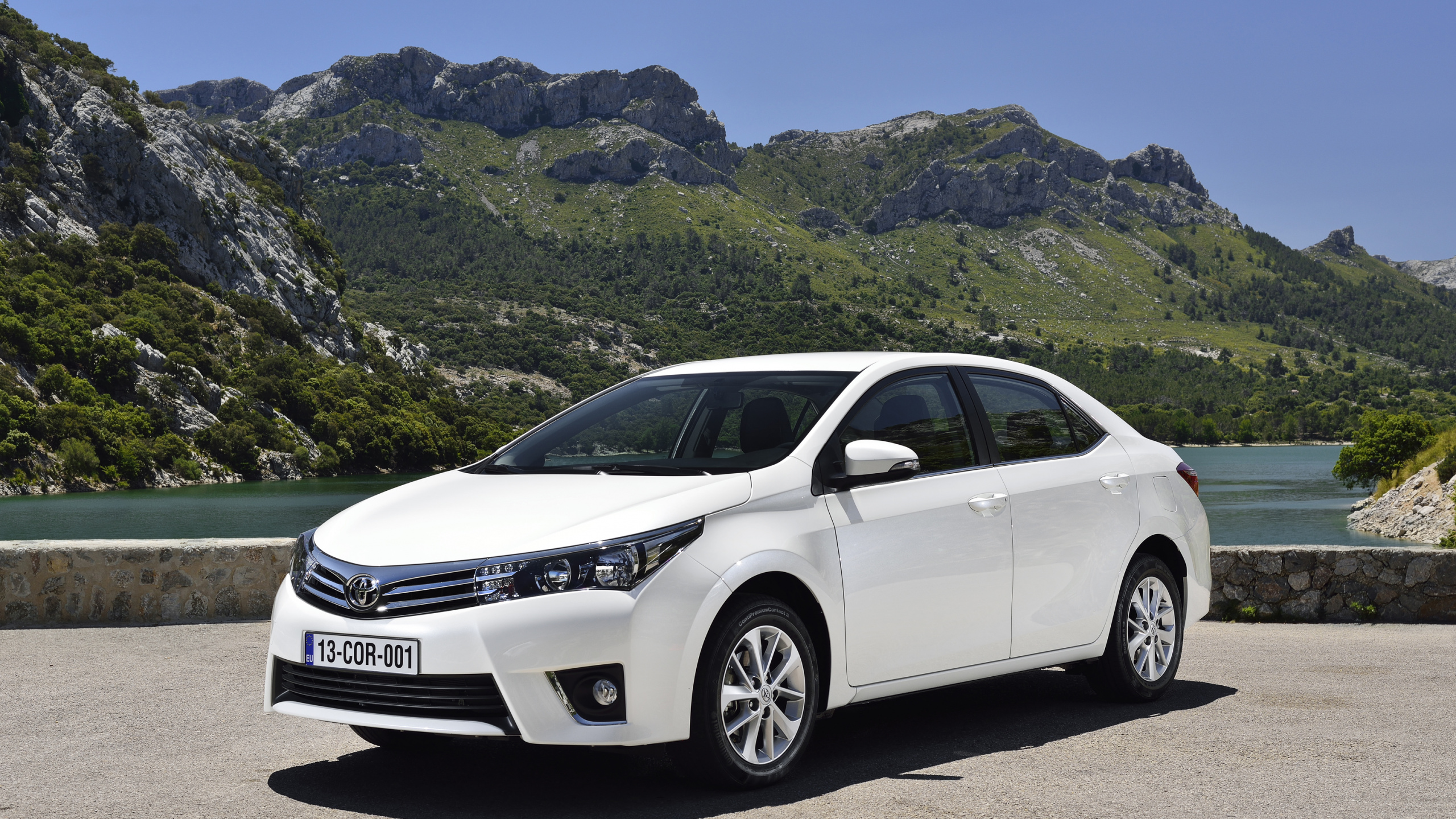 Mercedes Benz Classe C Blanche Sur Route Asphaltée Grise Pendant la Journée. Wallpaper in 2560x1440 Resolution