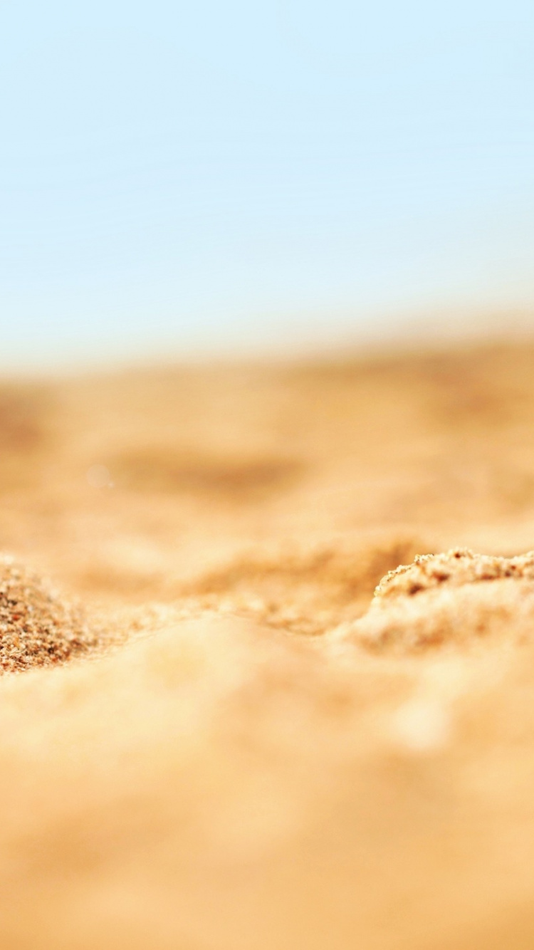 Tagsüber Brauner Sand Unter Blauem Himmel. Wallpaper in 750x1334 Resolution