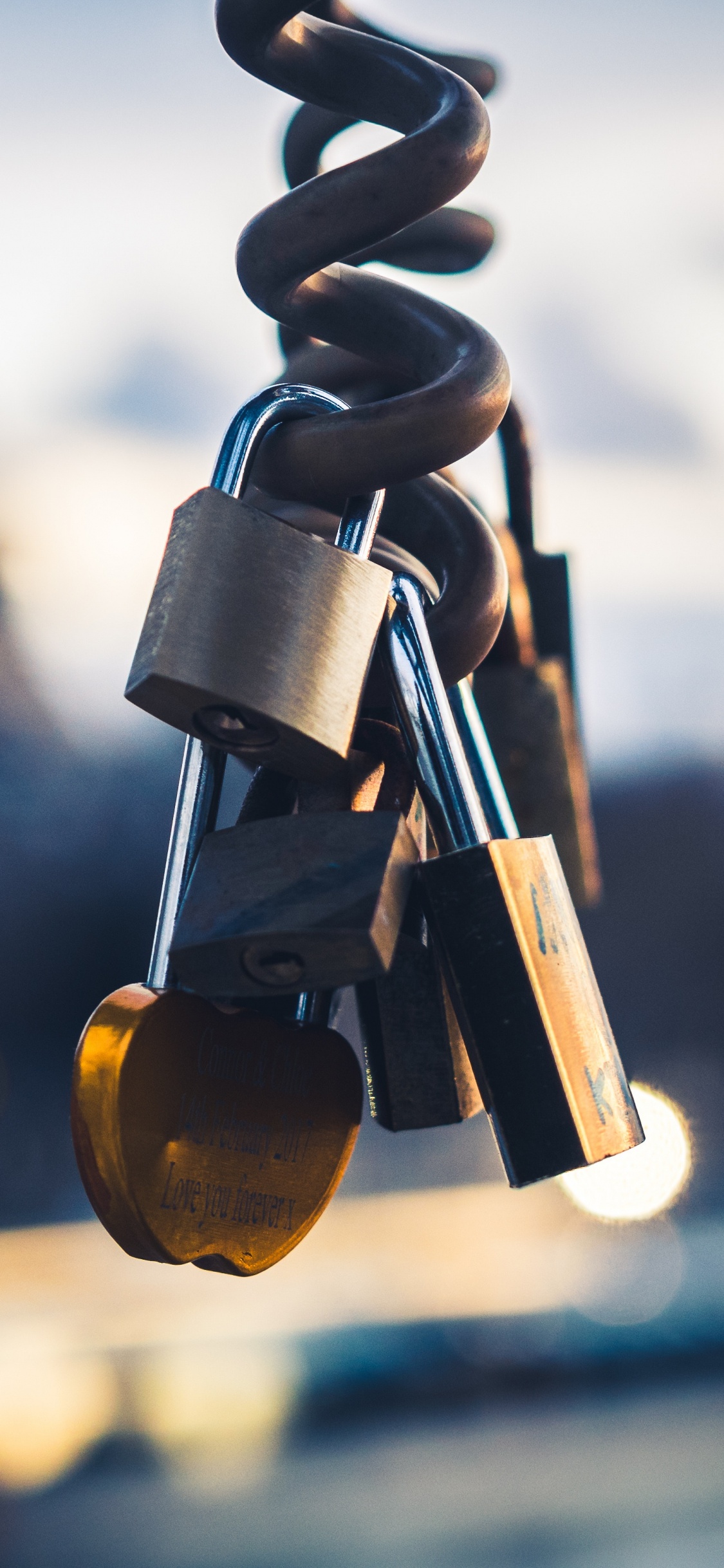 Cadenas en Laiton Avec Des Clés Dans la Lentille de Décalage D'inclinaison. Wallpaper in 1125x2436 Resolution