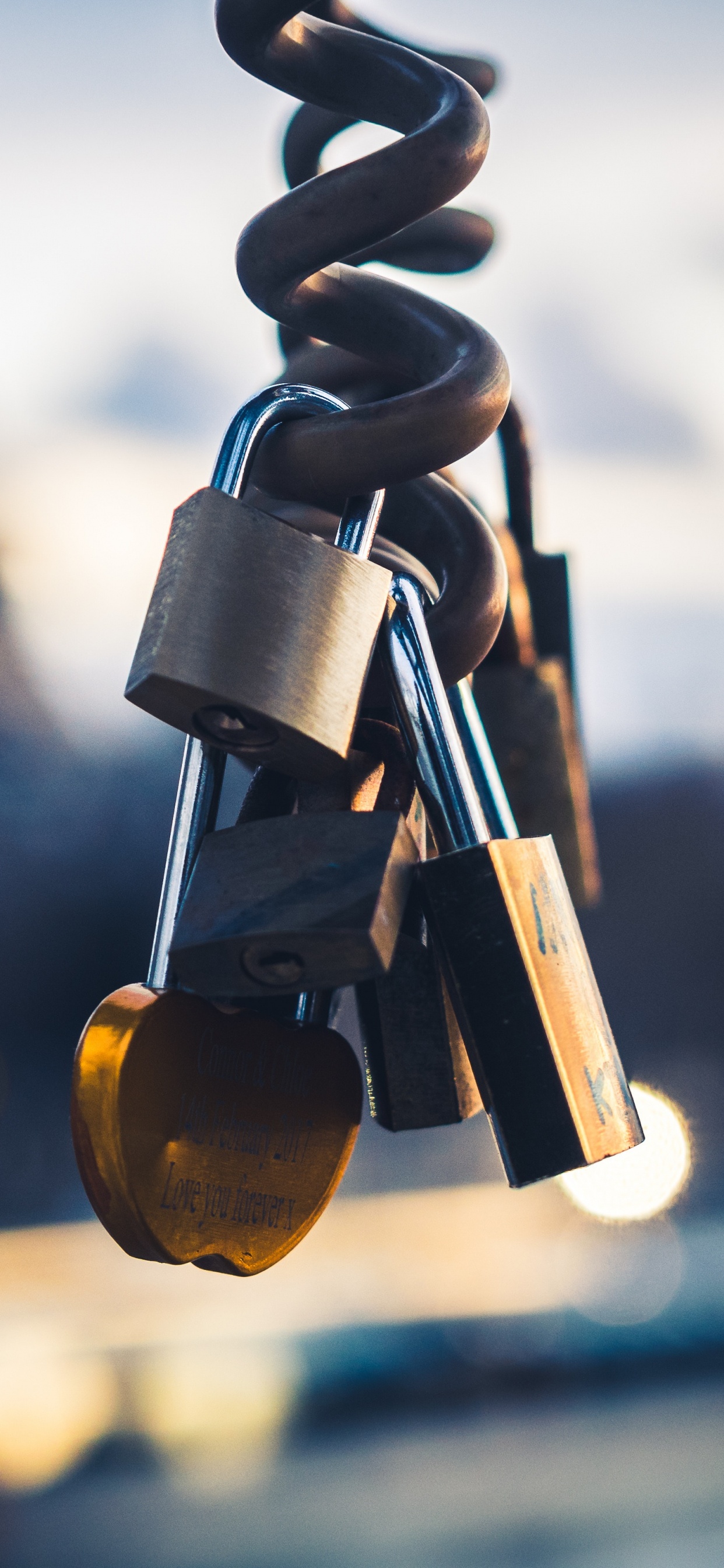 Cadenas en Laiton Avec Des Clés Dans la Lentille de Décalage D'inclinaison. Wallpaper in 1242x2688 Resolution