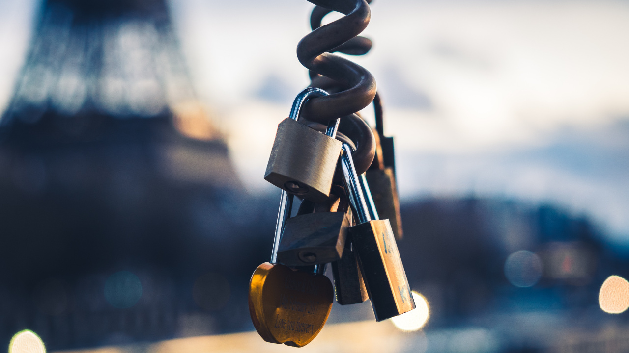 Cadenas en Laiton Avec Des Clés Dans la Lentille de Décalage D'inclinaison. Wallpaper in 1280x720 Resolution