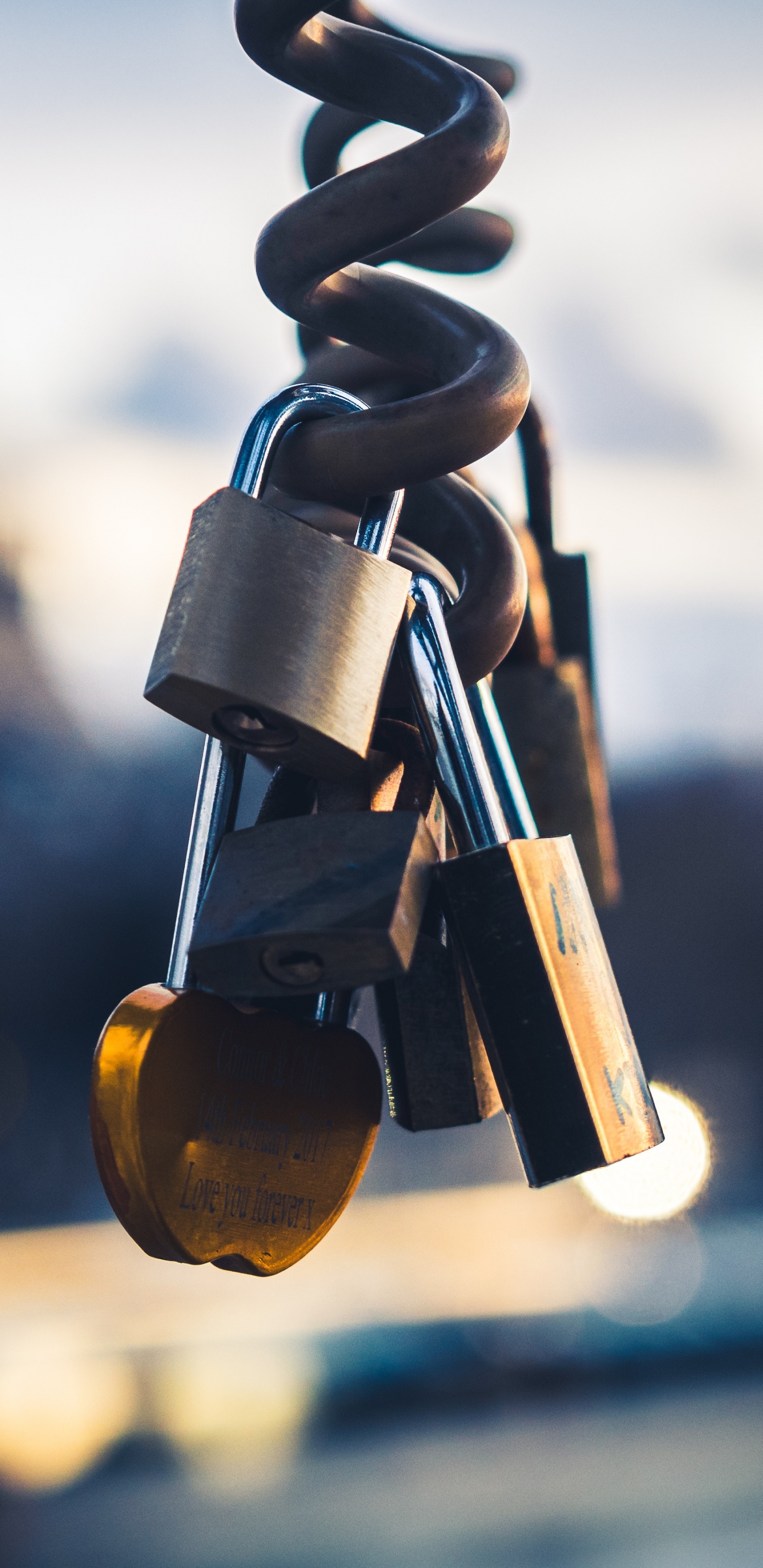 Cadenas en Laiton Avec Des Clés Dans la Lentille de Décalage D'inclinaison. Wallpaper in 1440x2960 Resolution