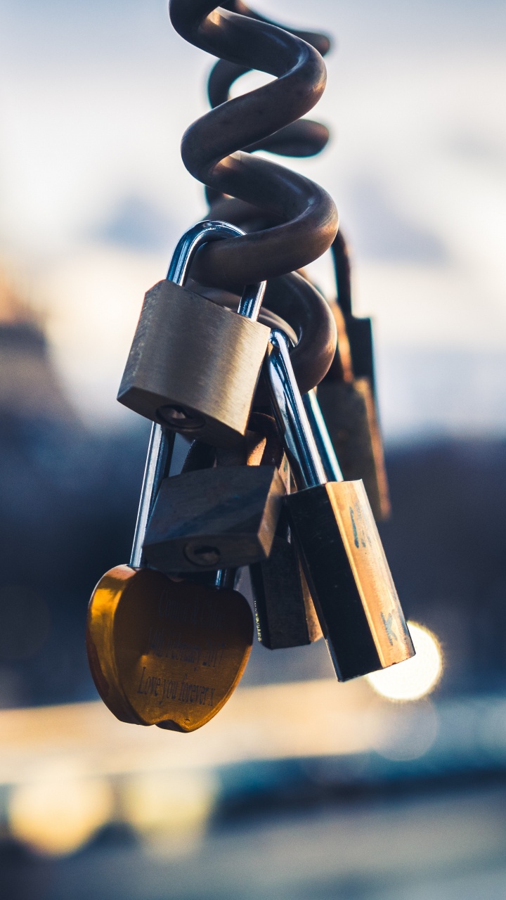 Cadenas en Laiton Avec Des Clés Dans la Lentille de Décalage D'inclinaison. Wallpaper in 720x1280 Resolution