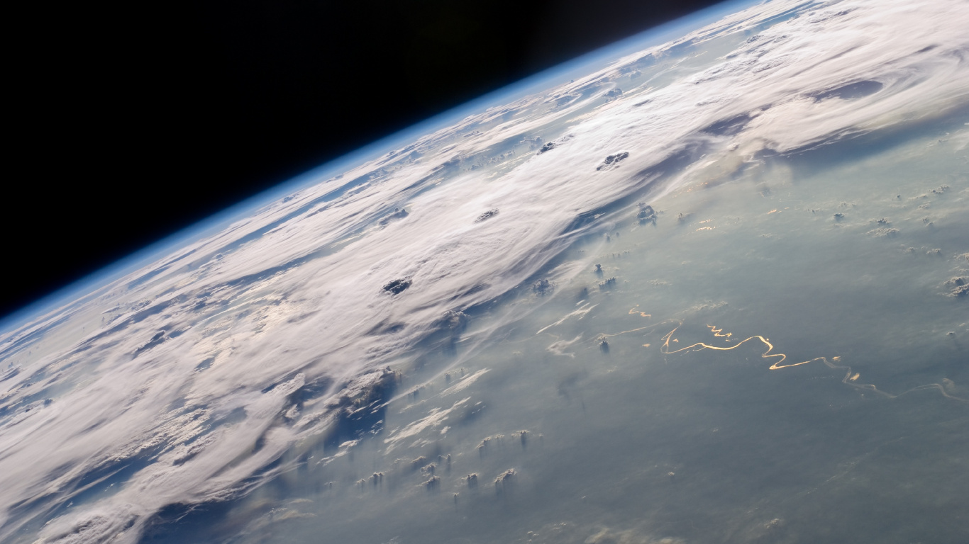 Weiße Wolken Und Blauer Himmel. Wallpaper in 1366x768 Resolution