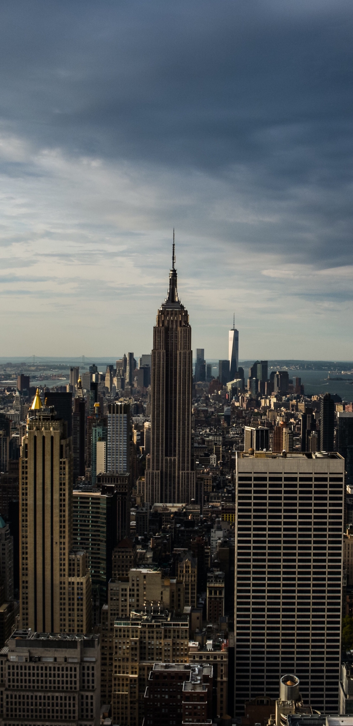 Vue Aérienne Des Bâtiments de la Ville Pendant la Journée. Wallpaper in 1440x2960 Resolution