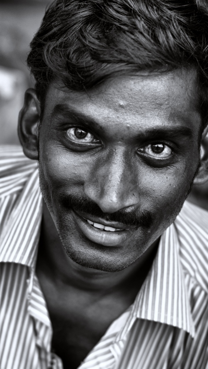 Retrato, Monocromo, Sonrisa, Humanos, Persona. Wallpaper in 720x1280 Resolution