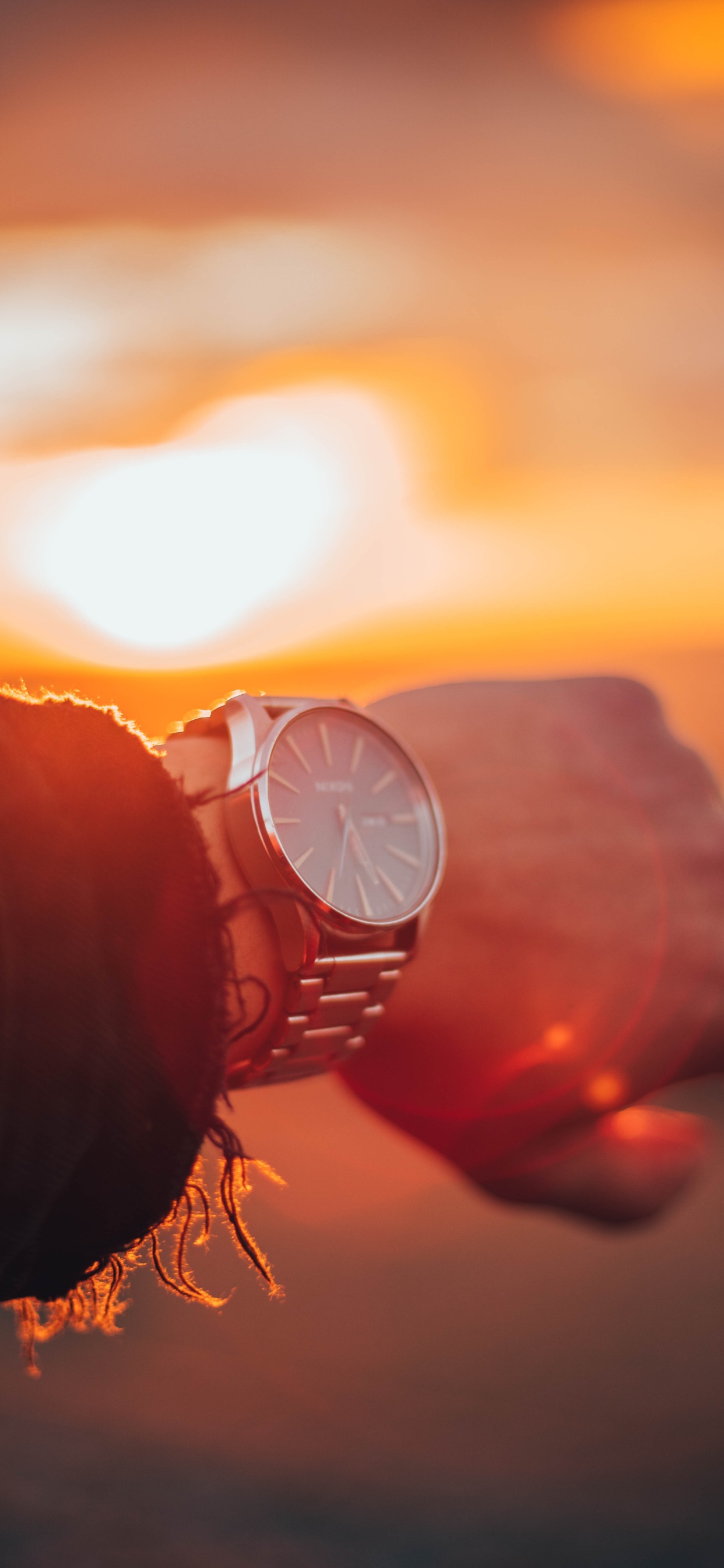 Personne Portant Une Montre Analogique Ronde en Argent. Wallpaper in 1242x2688 Resolution