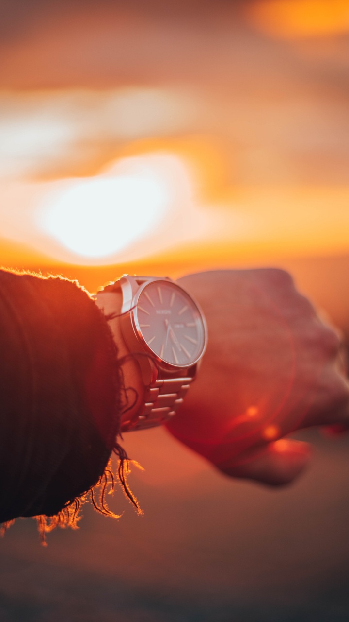 Personne Portant Une Montre Analogique Ronde en Argent. Wallpaper in 720x1280 Resolution