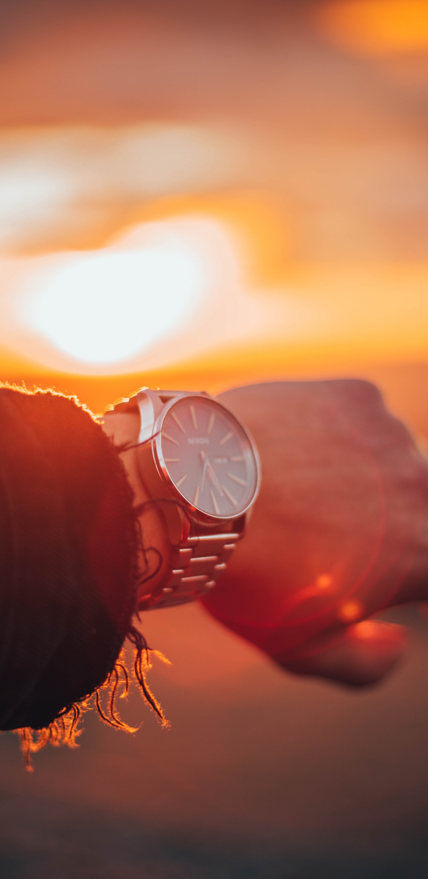 Person, Die Eine Silberne Runde Analoge Uhr Trägt. Wallpaper in 1440x2960 Resolution