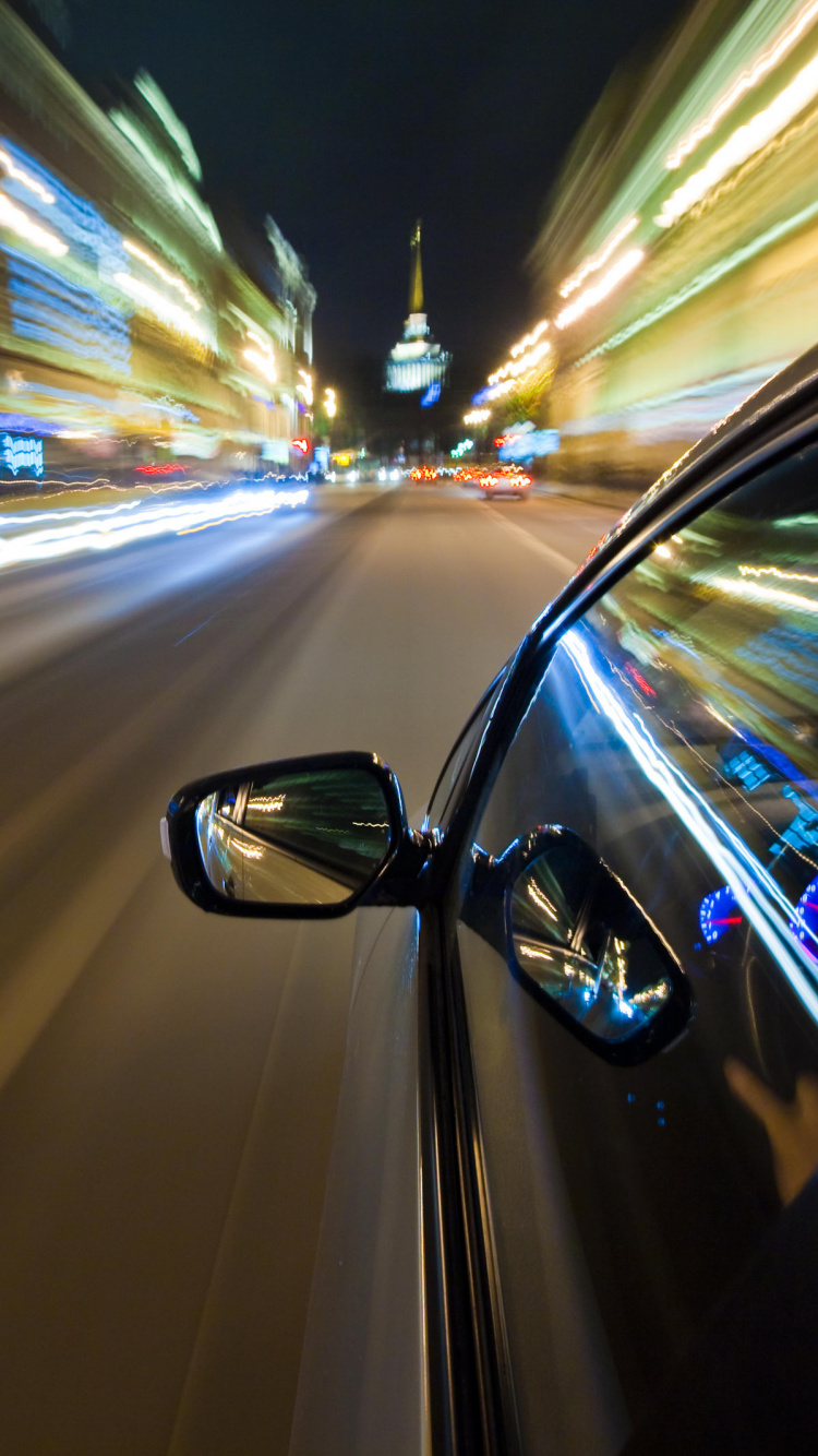 Voiture Noire Sur Route Pendant la Nuit. Wallpaper in 750x1334 Resolution