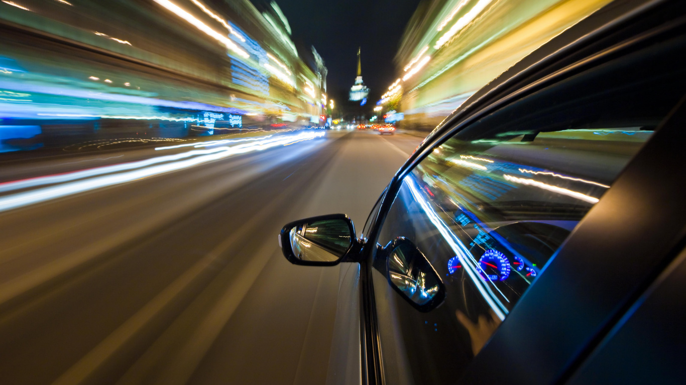 Coche Negro en la Carretera Durante la Noche. Wallpaper in 1366x768 Resolution