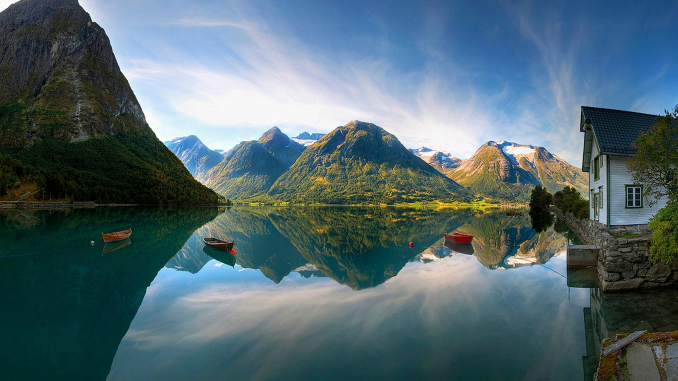 Montañas Verdes y Marrones Junto al Lago Bajo un Cielo Azul Durante el Día. Wallpaper in 1366x768 Resolution