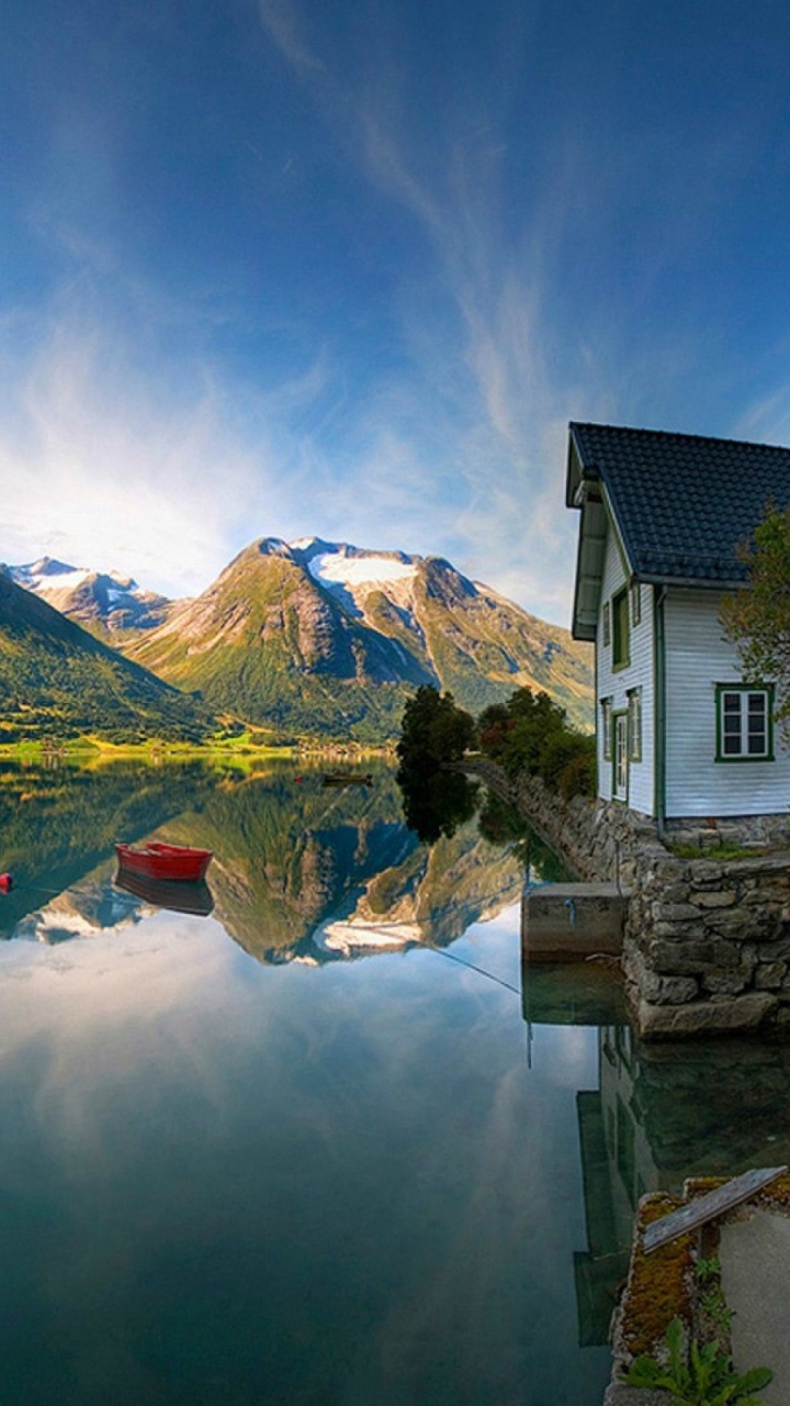 Montañas Verdes y Marrones Junto al Lago Bajo un Cielo Azul Durante el Día. Wallpaper in 720x1280 Resolution