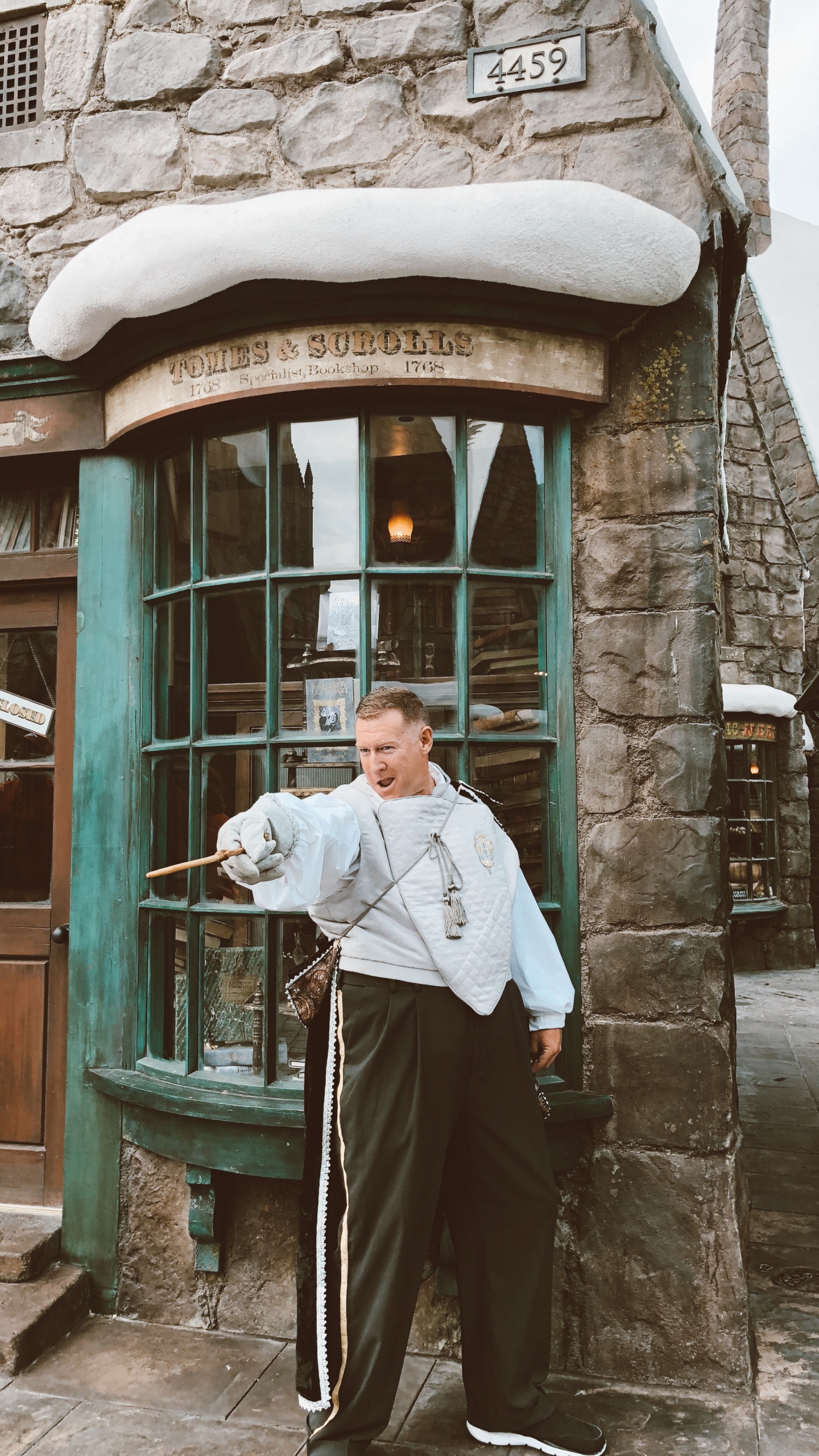 Fenster, Stehend, Tür, Anzughose, Dach. Wallpaper in 1440x2560 Resolution