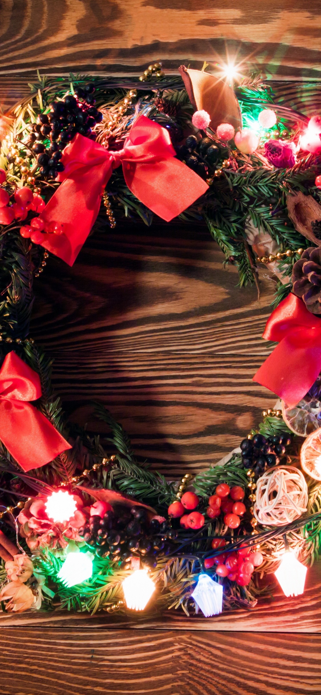 Weihnachten, Girlande, Kranz, Neujahr, Weihnachtsdekoration. Wallpaper in 1125x2436 Resolution