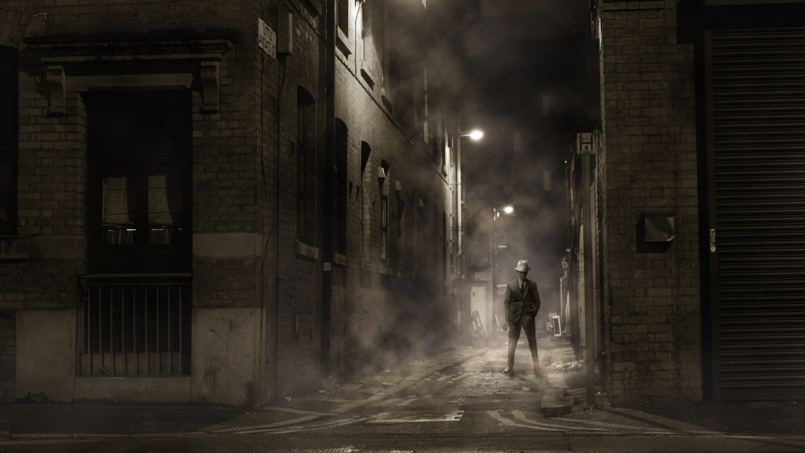 Hombre de Chaqueta Negra Caminando Por la Calle Durante la Noche. Wallpaper in 2560x1440 Resolution