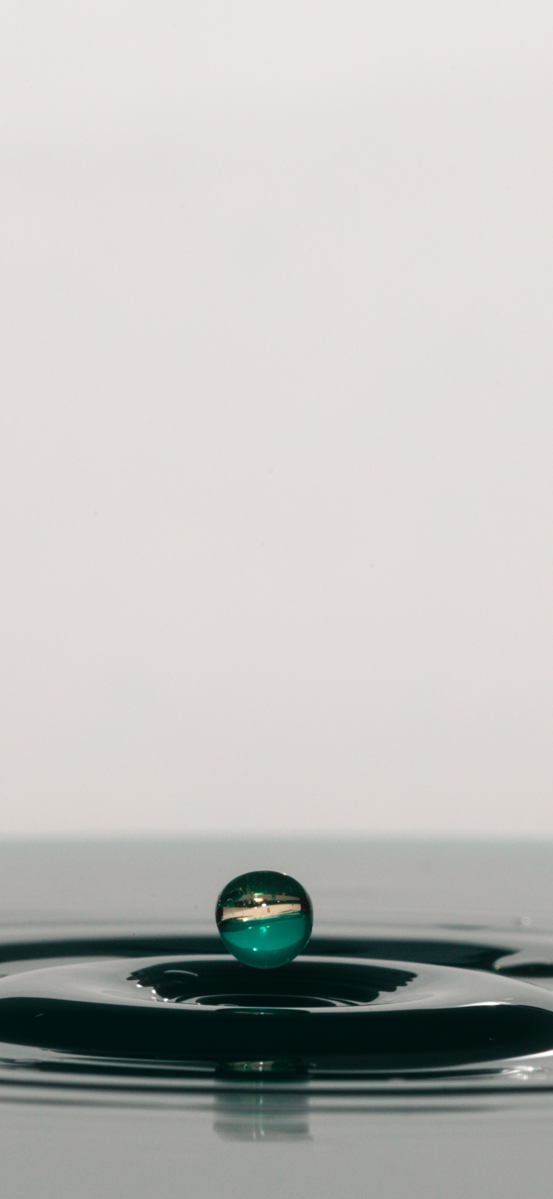 Gota de Agua Sobre Agua Azul. Wallpaper in 1125x2436 Resolution