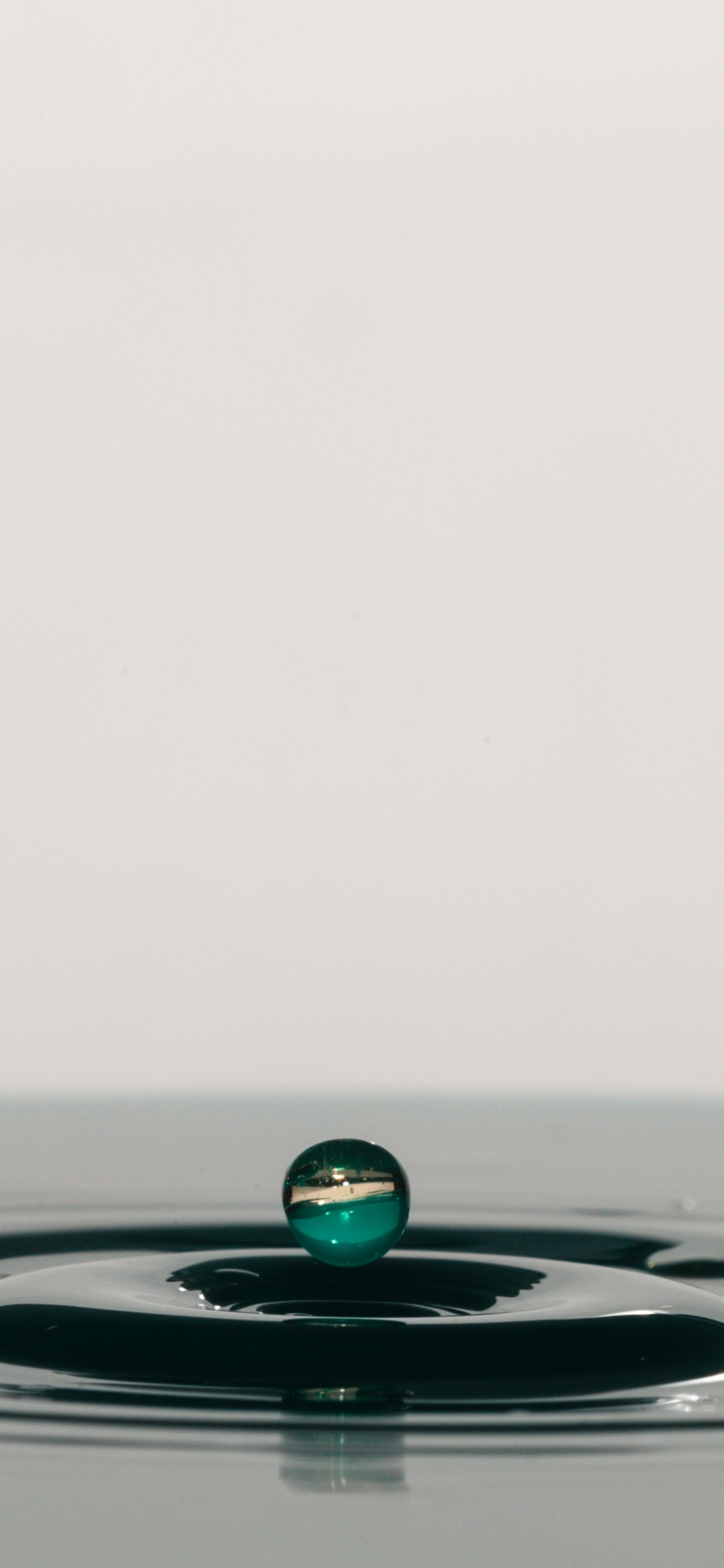 Gota de Agua Sobre Agua Azul. Wallpaper in 1242x2688 Resolution