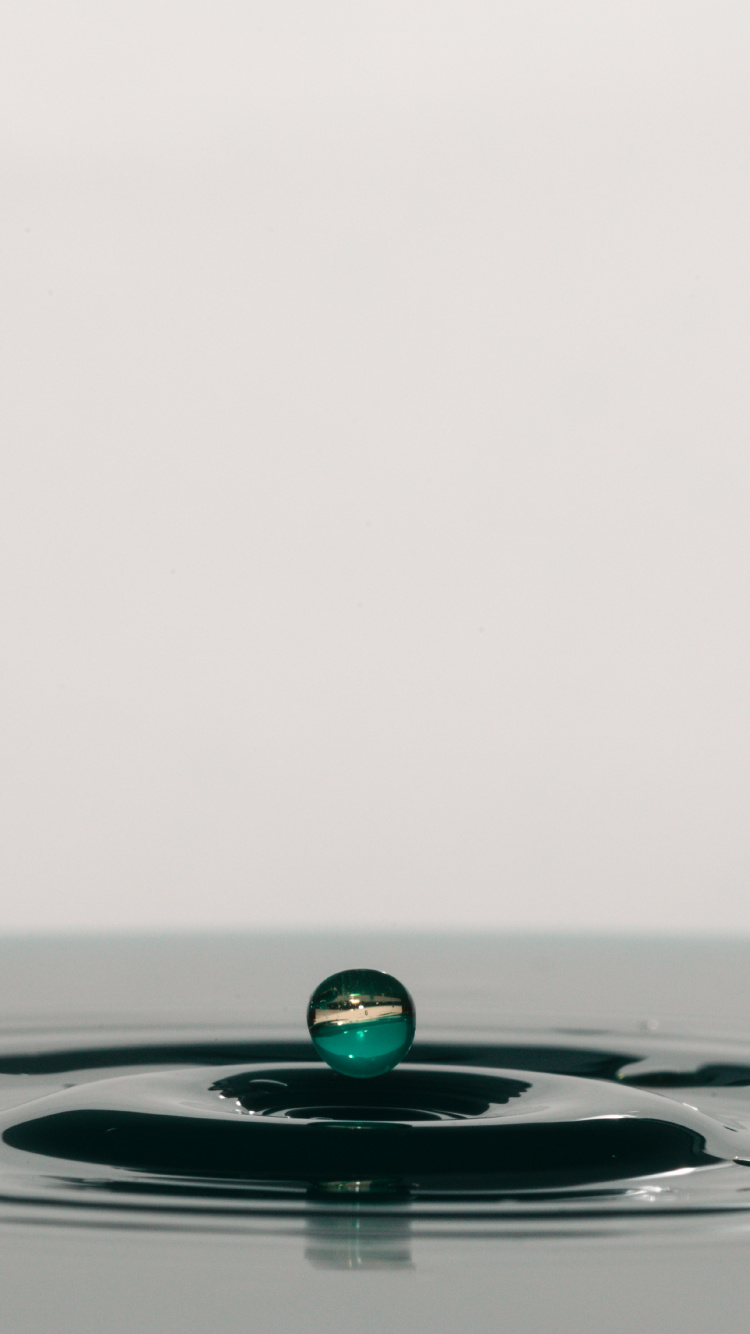 Gota de Agua Sobre Agua Azul. Wallpaper in 750x1334 Resolution