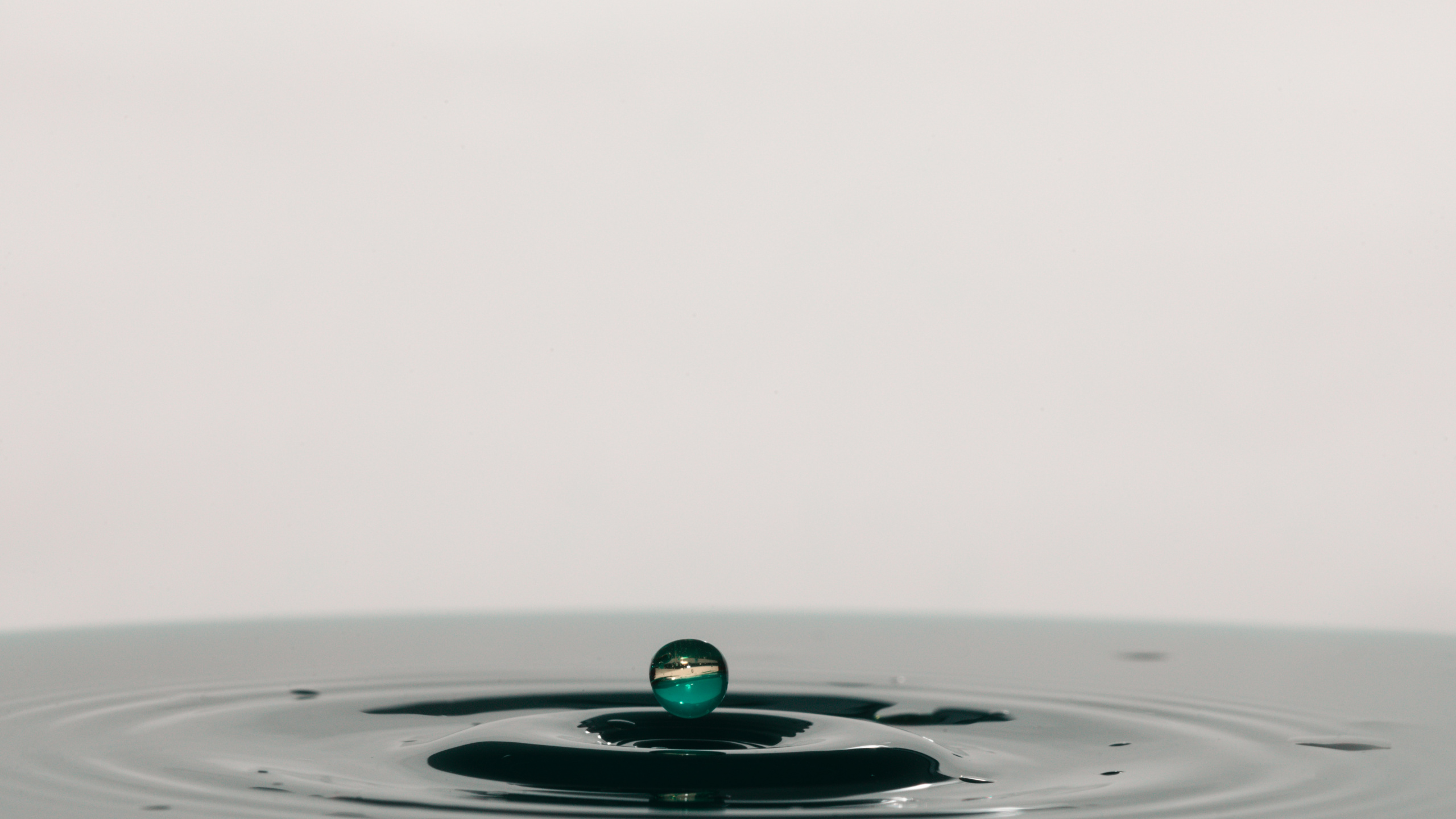 Goutte D'eau Sur L'eau Bleue. Wallpaper in 2560x1440 Resolution