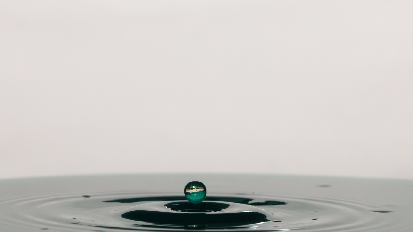 Wassertropfen Auf Blauem Wasser. Wallpaper in 1366x768 Resolution