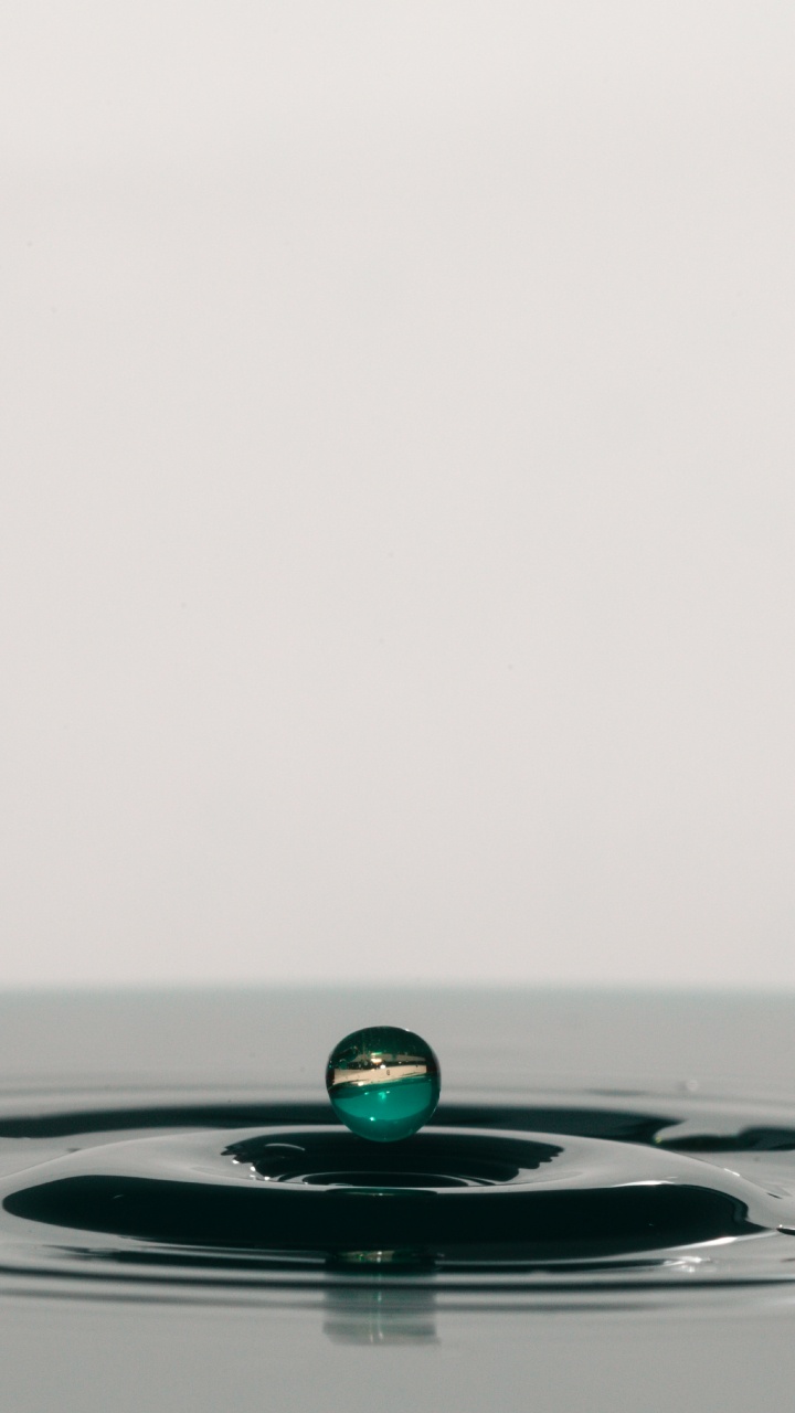 Water Drop on Blue Water. Wallpaper in 720x1280 Resolution