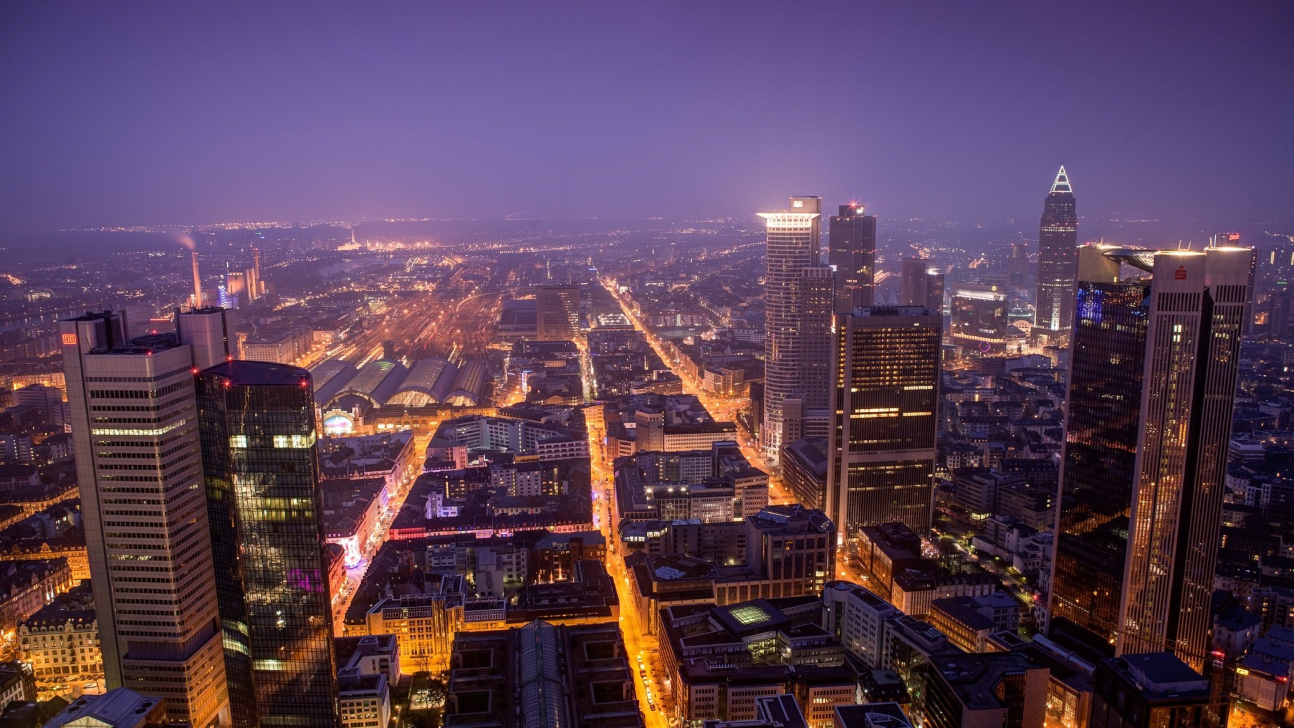 Vue Aérienne Des Bâtiments de la Ville Pendant la Nuit. Wallpaper in 2560x1440 Resolution