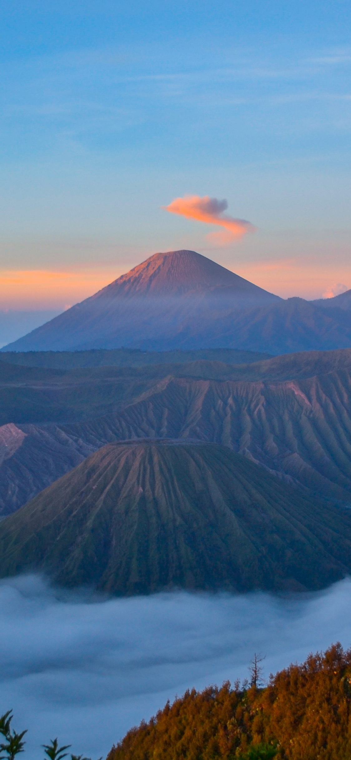Montaña Marrón Bajo Nubes Blancas Durante el Día. Wallpaper in 1125x2436 Resolution