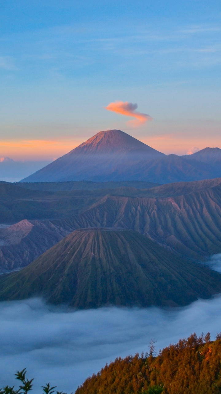 Brauner Berg Unter Weißen Wolken Tagsüber. Wallpaper in 720x1280 Resolution