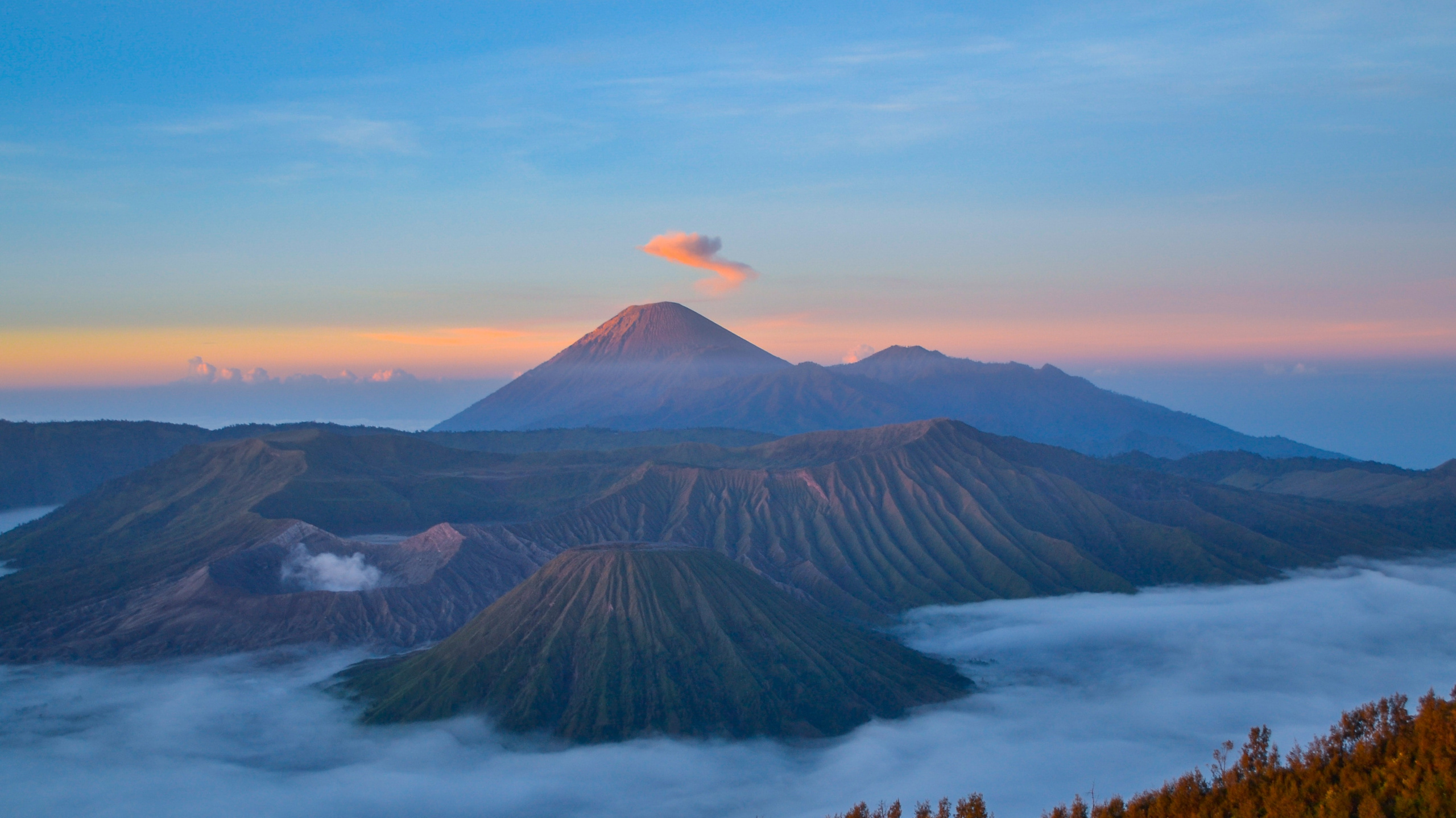 Brown Mountain Under White Clouds During Daytime. Wallpaper in 2560x1440 Resolution