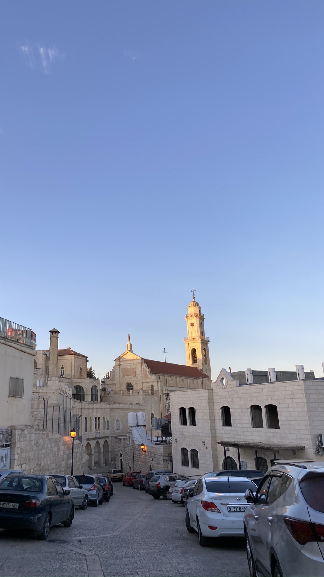 King, Faade, Wheel, Window, Automotive Parking Light. Wallpaper in 1080x1920 Resolution