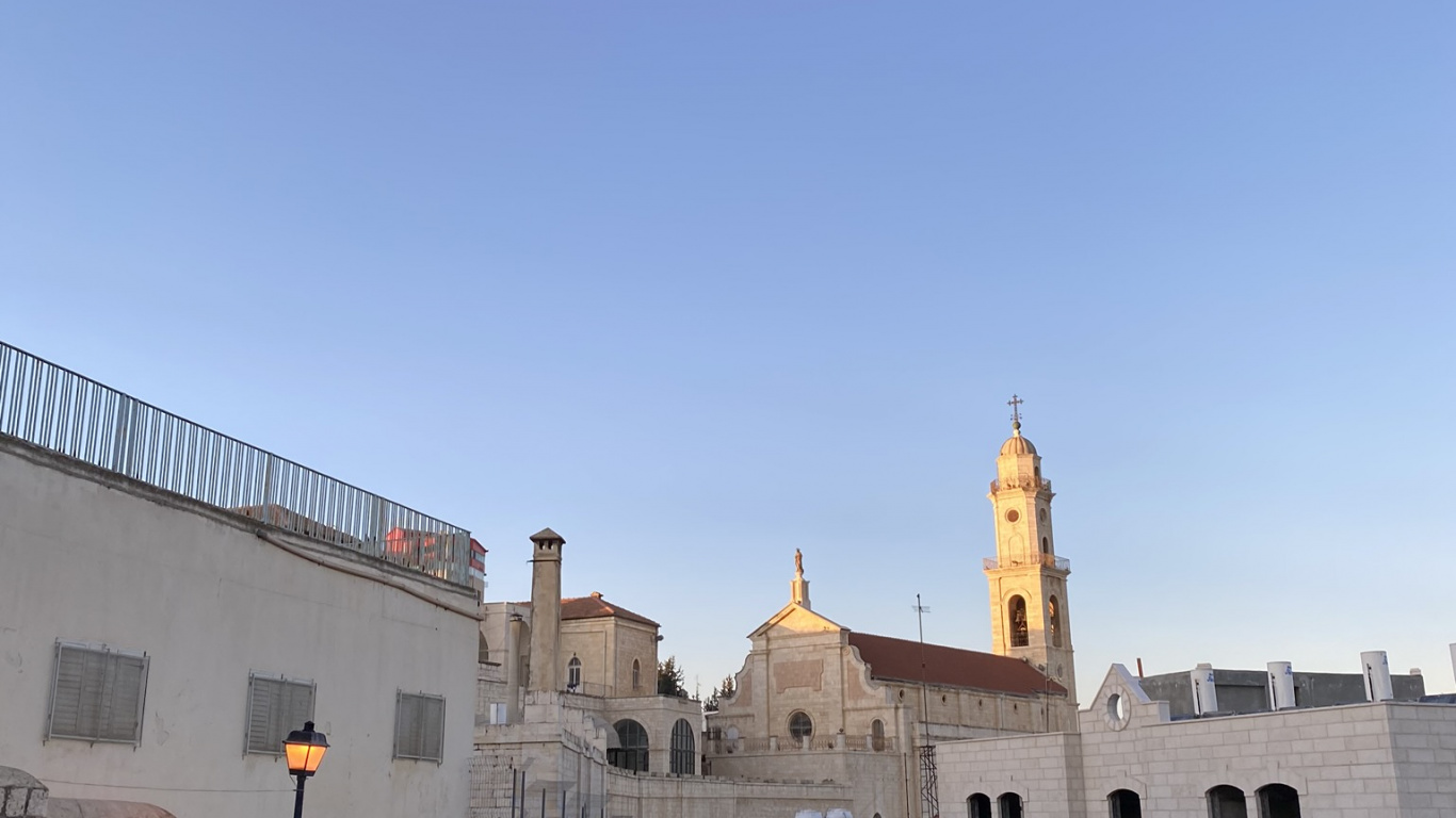 King, Faade, Wheel, Window, Automotive Parking Light. Wallpaper in 1366x768 Resolution