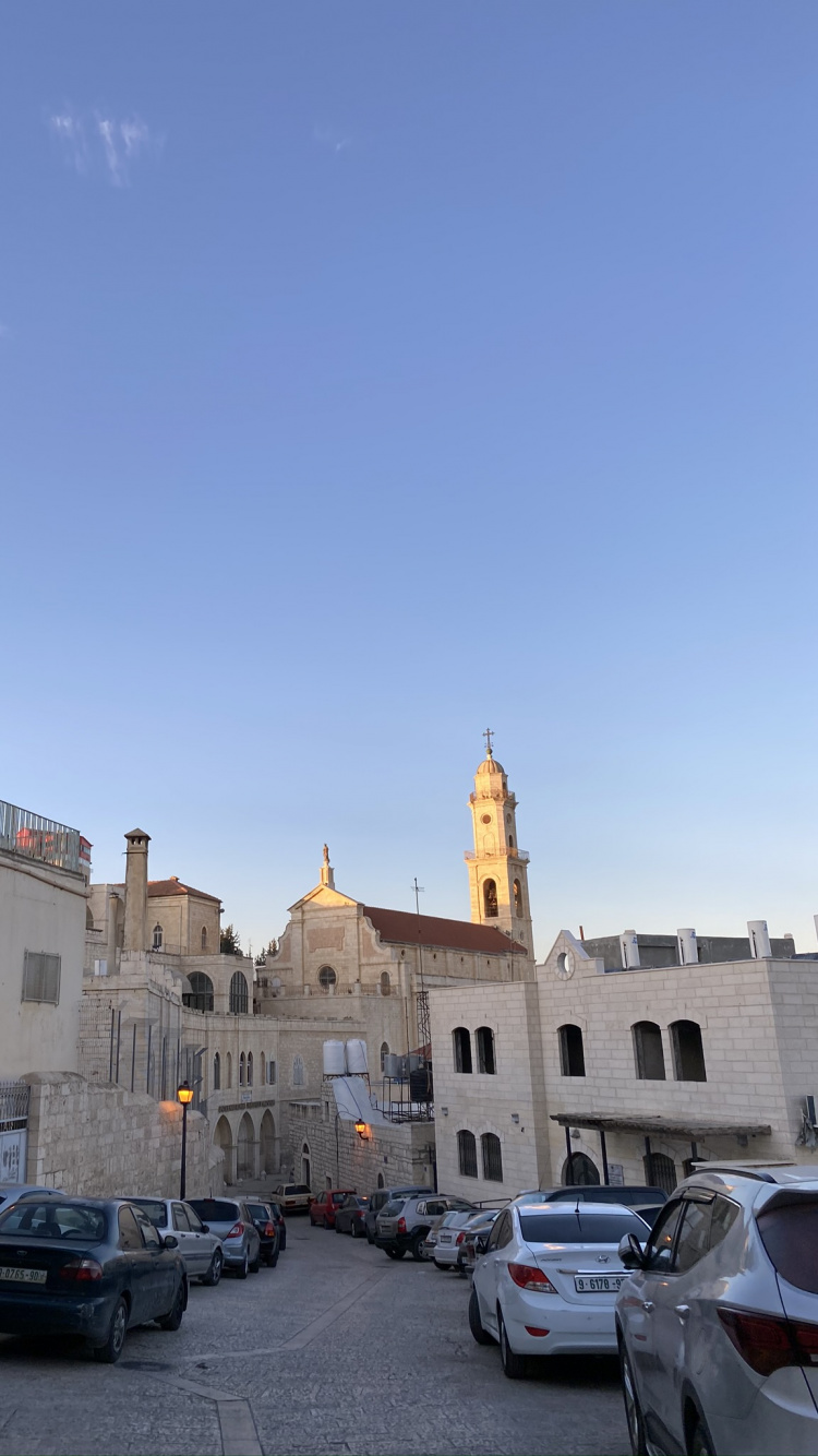 King, Faade, Wheel, Window, Automotive Parking Light. Wallpaper in 750x1334 Resolution